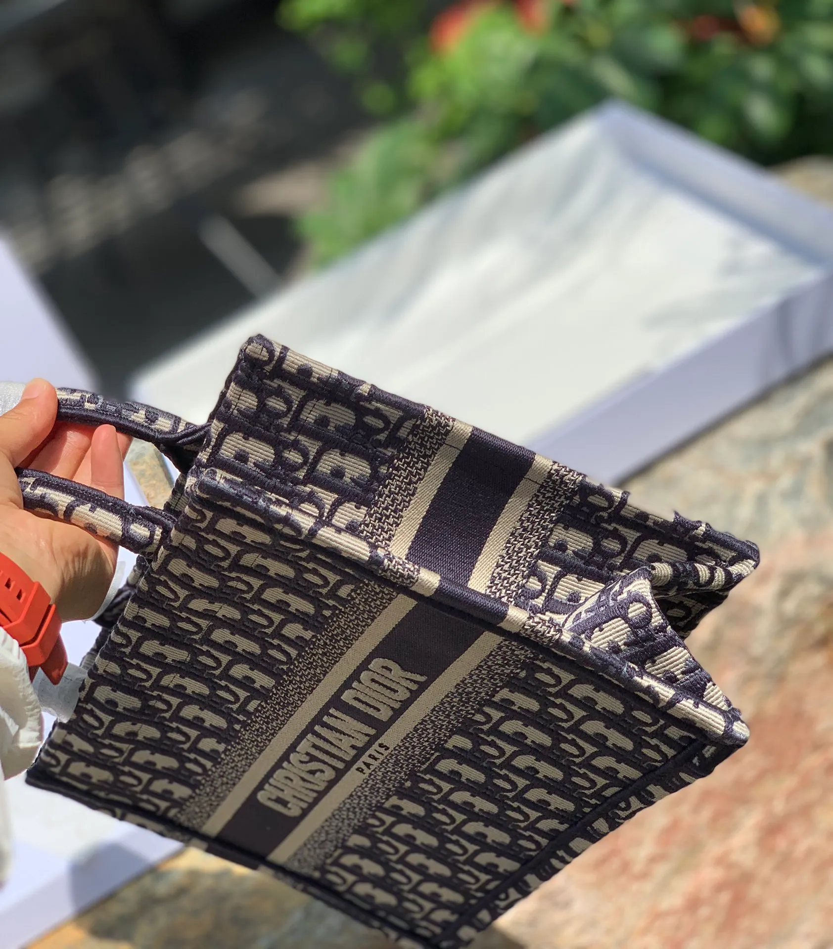 ❗️❗️❗️Free shipping with SF Express for year-end events❗️❗️❗️💰1400 Size 26.5 x 21 x 14 CM From fabrics to craftsmanship, 100% authentic channels! When it comes to tote, it has to be represented by it. D’s classic embroidered letter tote bag is a popular one all over the world! Today, the new 26CM small size will be more suitable for petite girls! Casual yet elegant! High-end and stylish! It is a pure and genuine source of purchasing goods. It is obvious that a new bag should be listed on the "social graph", so we will use the most authentic real-life photos to express its beauty! Regarding how "trendy" it is, the fashionable V-number has already publicized it. I just want to explain how "good" it is!