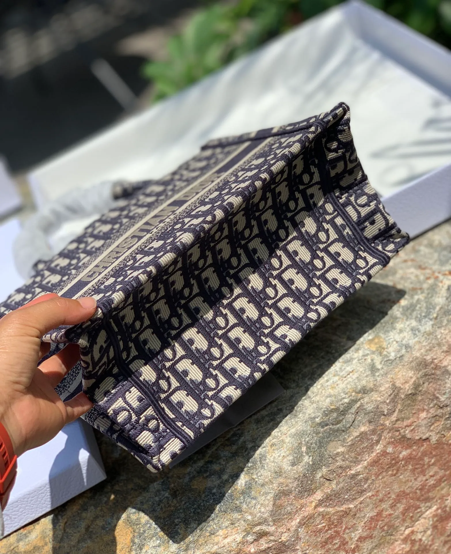 ❗️❗️❗️Free shipping with SF Express for year-end events❗️❗️❗️💰1400 Size 26.5 x 21 x 14 CM From fabrics to craftsmanship, 100% authentic channels! When it comes to tote, it has to be represented by it. D’s classic embroidered letter tote bag is a popular one all over the world! Today, the new 26CM small size will be more suitable for petite girls! Casual yet elegant! High-end and stylish! It is a pure and genuine source of purchasing goods. It is obvious that a new bag should be listed on the "social graph", so we will use the most authentic real-life photos to express its beauty! Regarding how "trendy" it is, the fashionable V-number has already publicized it. I just want to explain how "good" it is!