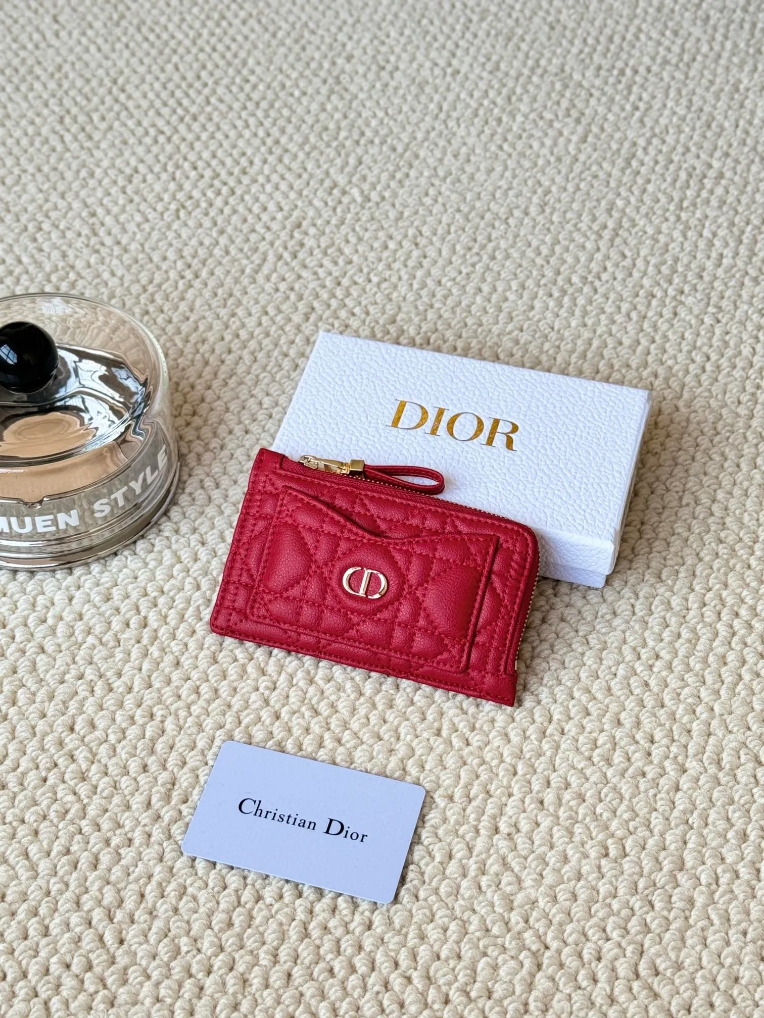 💰150Lady Dior card holder. Sand color wallet bought to fit into a waste bag. L-shaped opening, seven-zipper card holder. No.: S5131. There are too many front patch pockets to hold cards. The banknotes need to be folded at 40% off. It can hold 30% off but it has a zipper. The size is 13.5*8.5*1.5 cm. The Dior card holder meets my various needs. Compared with other styles, it is thin, compact and has a large capacity. There is no conspicuous big LOGO, it will not scratch when placed in the bag, and it is relatively low-key and classic. There is a special place for access control cards, so you don’t need to mix them with bank cards. When I used to swipe access control cards, I couldn’t swipe them because there were too many cards, so I had to take out the access control cards separately. There is a zipper, so you don't have to worry about putting important things out, and the zipper is half-open, so it's more convenient to put things in and take things out than having only one side.