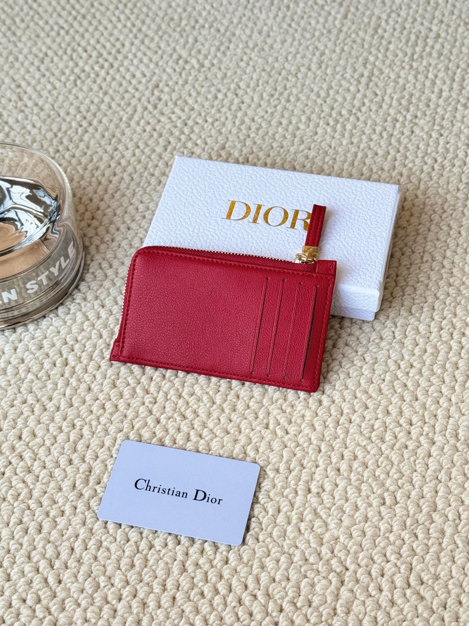 💰150Lady Dior card holder. Sand color wallet bought to fit into a waste bag. L-shaped opening, seven-zipper card holder. No.: S5131. There are too many front patch pockets to hold cards. The banknotes need to be folded at 40% off. It can hold 30% off but it has a zipper. The size is 13.5*8.5*1.5 cm. The Dior card holder meets my various needs. Compared with other styles, it is thin, compact and has a large capacity. There is no conspicuous big LOGO, it will not scratch when placed in the bag, and it is relatively low-key and classic. There is a special place for access control cards, so you don’t need to mix them with bank cards. When I used to swipe access control cards, I couldn’t swipe them because there were too many cards, so I had to take out the access control cards separately. There is a zipper, so you don't have to worry about putting important things out, and the zipper is half-open, so it's more convenient to put things in and take things out than having only one side.
