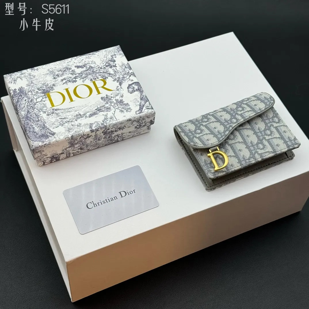 💰150 💎Top quality #calfskin Authentic products available at counters with picture box Upgraded coin purse 👛 DIOR.ObliqueSaddle coin purse The very recognizable saddle shape has become a representative element of the D family. The outer cover is a pistol-shaped iconic letter D for decoration. Nowadays, small bags are the way to get rid of large wallets and replace them with a small and exquisite card holder/coin purse~ Style number: S5611 size:10.5x7x3cm