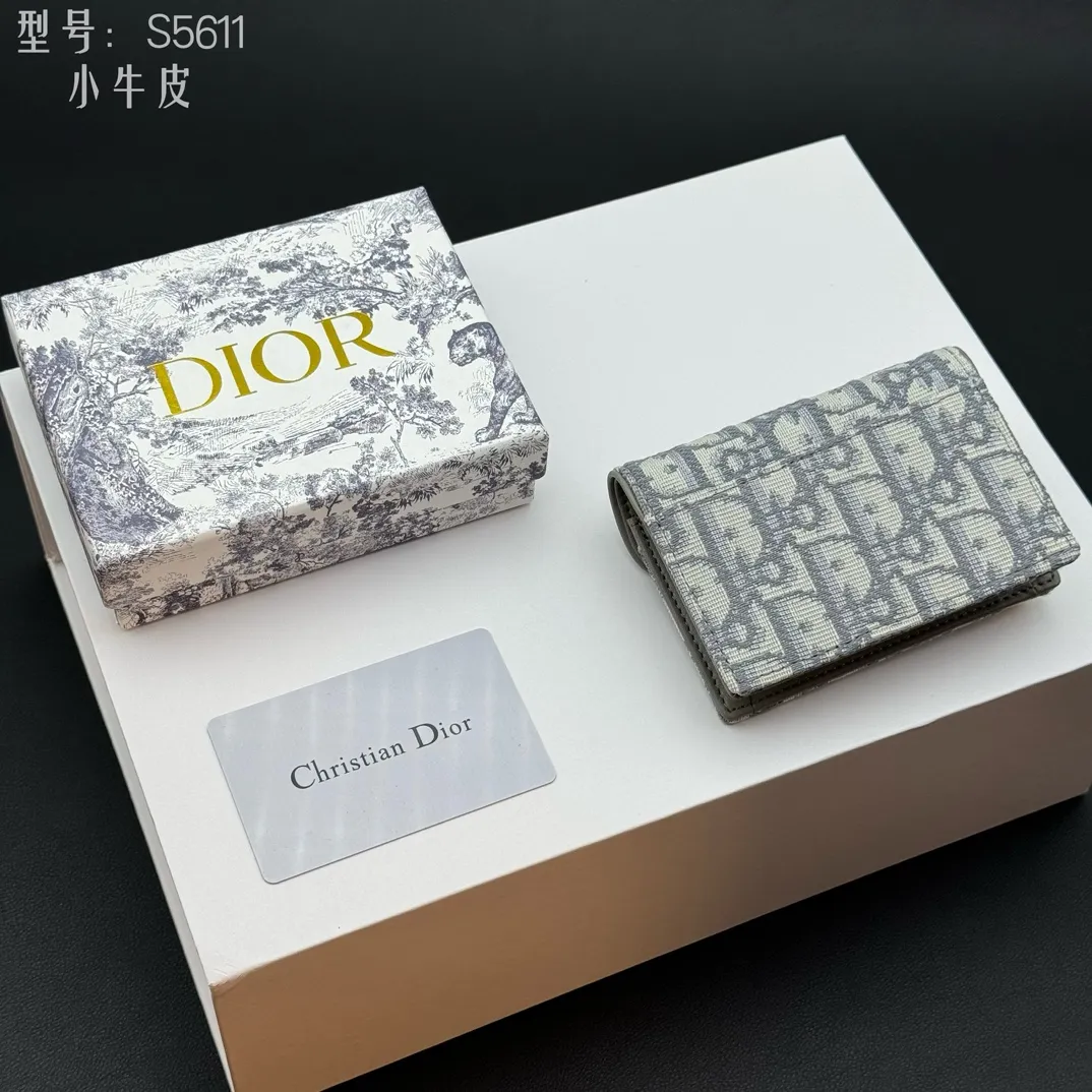 💰150 💎Top quality #calfskin Authentic products available at counters with picture box Upgraded coin purse 👛 DIOR.ObliqueSaddle coin purse The very recognizable saddle shape has become a representative element of the D family. The outer cover is a pistol-shaped iconic letter D for decoration. Nowadays, small bags are the way to get rid of large wallets and replace them with a small and exquisite card holder/coin purse~ Style number: S5611 size:10.5x7x3cm