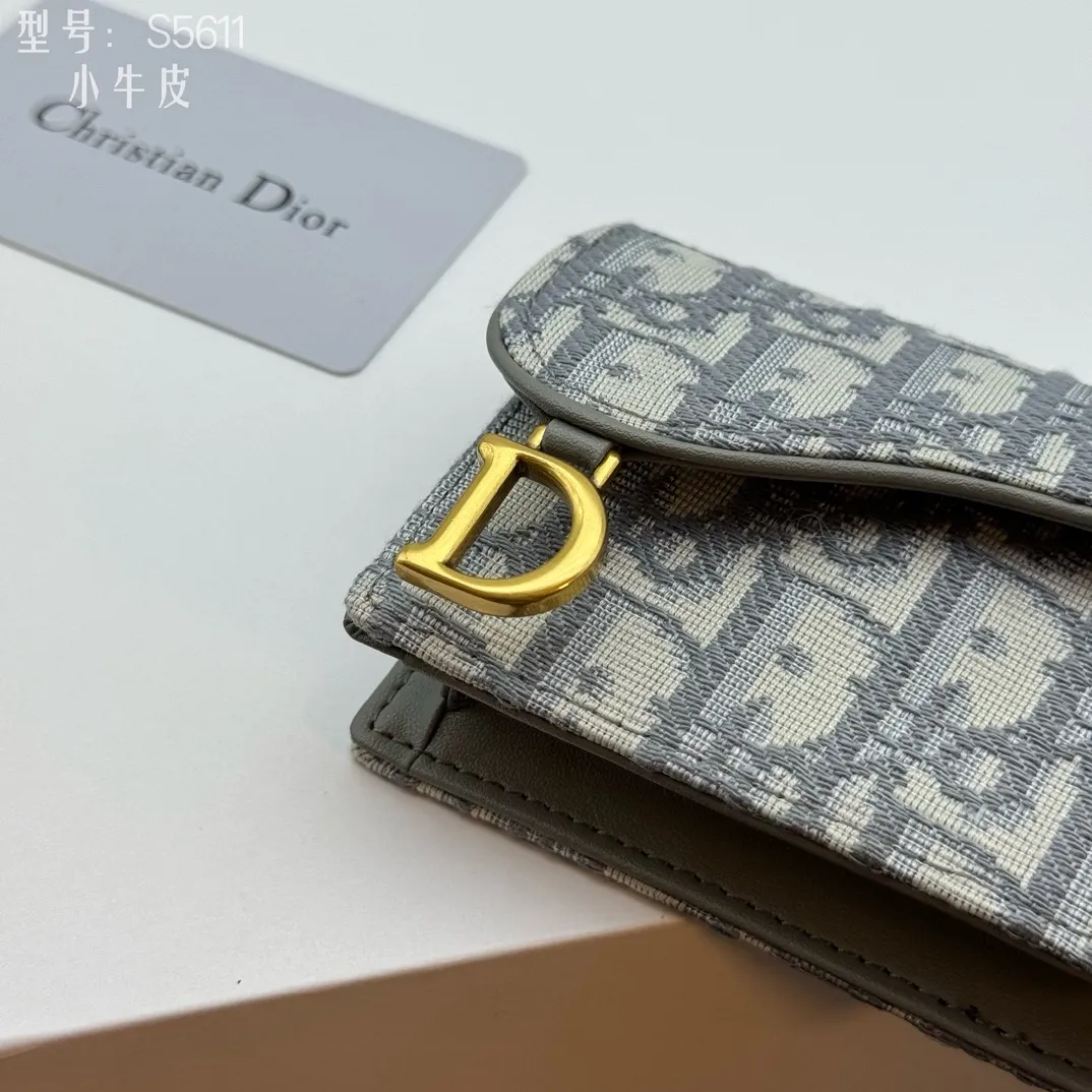 💰150 💎Top quality #calfskin Authentic products available at counters with picture box Upgraded coin purse 👛 DIOR.ObliqueSaddle coin purse The very recognizable saddle shape has become a representative element of the D family. The outer cover is a pistol-shaped iconic letter D for decoration. Nowadays, small bags are the way to get rid of large wallets and replace them with a small and exquisite card holder/coin purse~ Style number: S5611 size:10.5x7x3cm