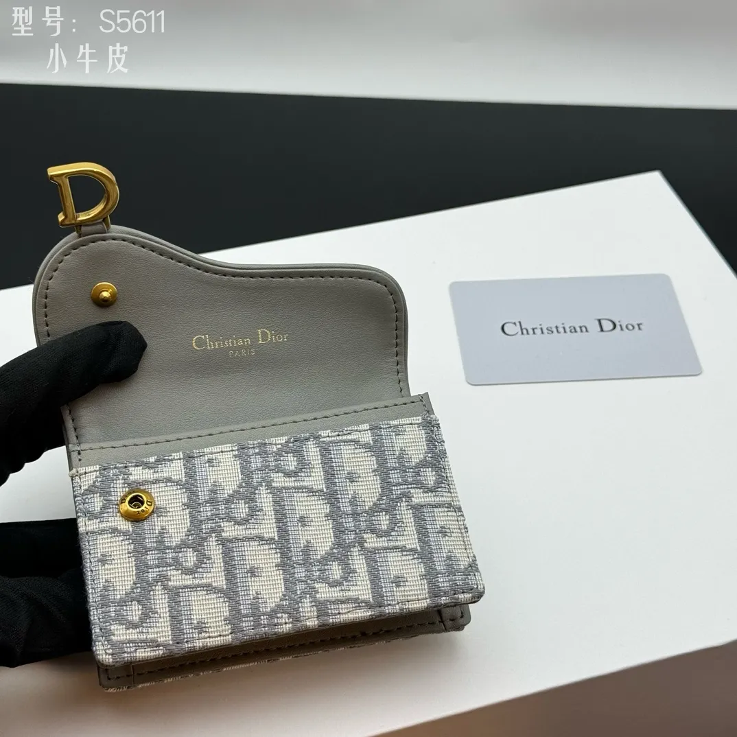 💰150 💎Top quality #calfskin Authentic products available at counters with picture box Upgraded coin purse 👛 DIOR.ObliqueSaddle coin purse The very recognizable saddle shape has become a representative element of the D family. The outer cover is a pistol-shaped iconic letter D for decoration. Nowadays, small bags are the way to get rid of large wallets and replace them with a small and exquisite card holder/coin purse~ Style number: S5611 size:10.5x7x3cm