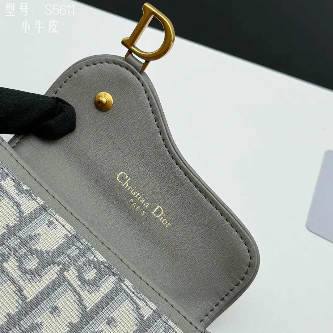 💰150 💎Top quality #calfskin Authentic products available at counters with picture box Upgraded coin purse 👛 DIOR.ObliqueSaddle coin purse The very recognizable saddle shape has become a representative element of the D family. The outer cover is a pistol-shaped iconic letter D for decoration. Nowadays, small bags are the way to get rid of large wallets and replace them with a small and exquisite card holder/coin purse~ Style number: S5611 size:10.5x7x3cm