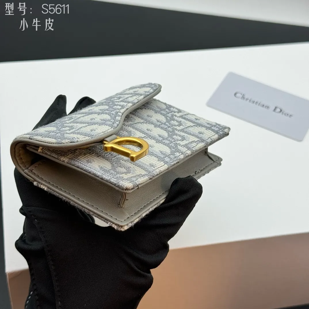 💰150 💎Top quality #calfskin Authentic products available at counters with picture box Upgraded coin purse 👛 DIOR.ObliqueSaddle coin purse The very recognizable saddle shape has become a representative element of the D family. The outer cover is a pistol-shaped iconic letter D for decoration. Nowadays, small bags are the way to get rid of large wallets and replace them with a small and exquisite card holder/coin purse~ Style number: S5611 size:10.5x7x3cm