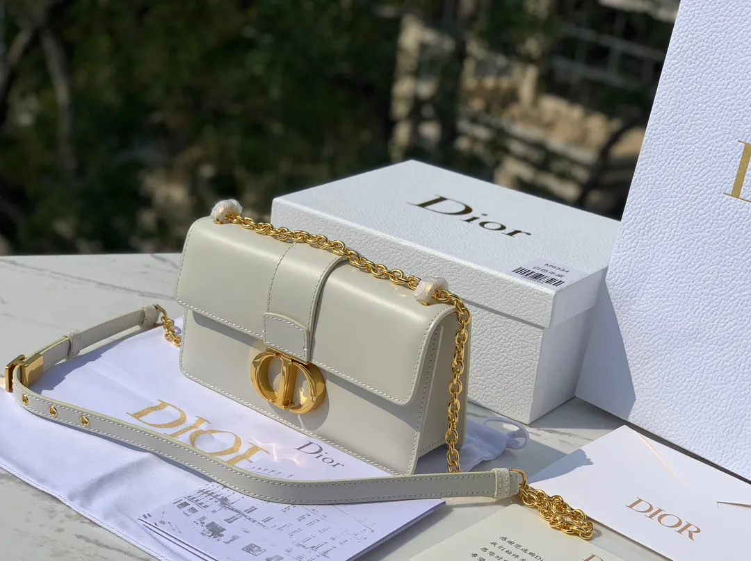 ❗️❗️❗️Free shipping with SF Express for year-end event❗️❗️❗️💰1900 Size 21.5✖️12✖️6cm This time, a new size small is launched, attracting much attention! 23New Dior 30 Montaigne East-West All-leather chain bag, channeled by a Hong Kong trading company. The large "CD" hardware logo on the front is highly recognizable. The three-dimensional "30Montaigne" embossed imported calfskin on the back is textured. The chain is a retro CD ring buckle. It is classic and high-end. It is suitable for formal occasions or casual wear. It is elegant and durable. The small pocket design on the back is very considerate. The perfect details are comparable to brick cabinets. It is super awesome. How can you fairies not love it‼ ️