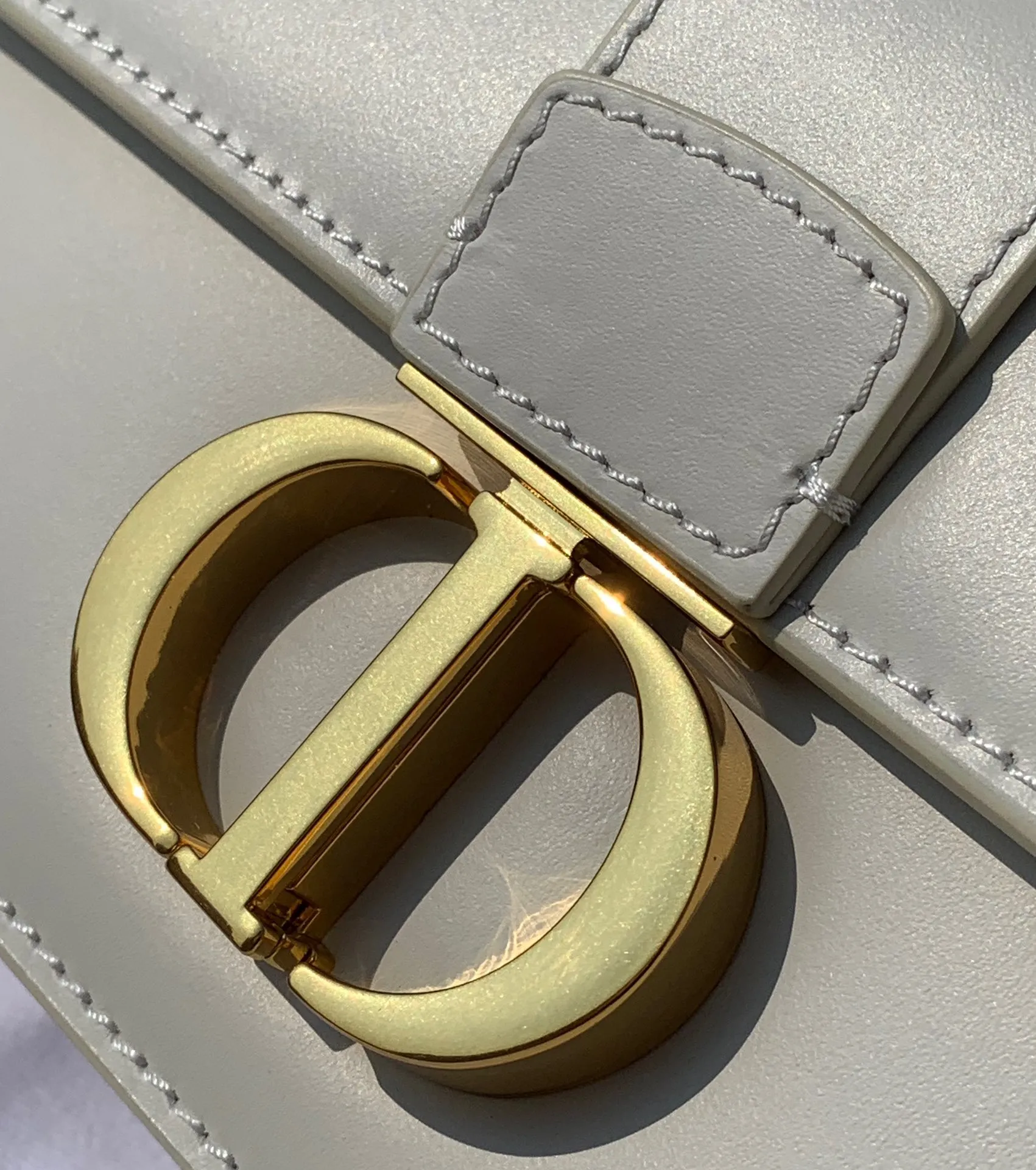 ❗️❗️❗️Free shipping with SF Express for year-end event❗️❗️❗️💰1900 Size 21.5✖️12✖️6cm This time, a new size small is launched, attracting much attention! 23New Dior 30 Montaigne East-West All-leather chain bag, channeled by a Hong Kong trading company. The large "CD" hardware logo on the front is highly recognizable. The three-dimensional "30Montaigne" embossed imported calfskin on the back is textured. The chain is a retro CD ring buckle. It is classic and high-end. It is suitable for formal occasions or casual wear. It is elegant and durable. The small pocket design on the back is very considerate. The perfect details are comparable to brick cabinets. It is super awesome. How can you fairies not love it‼ ️