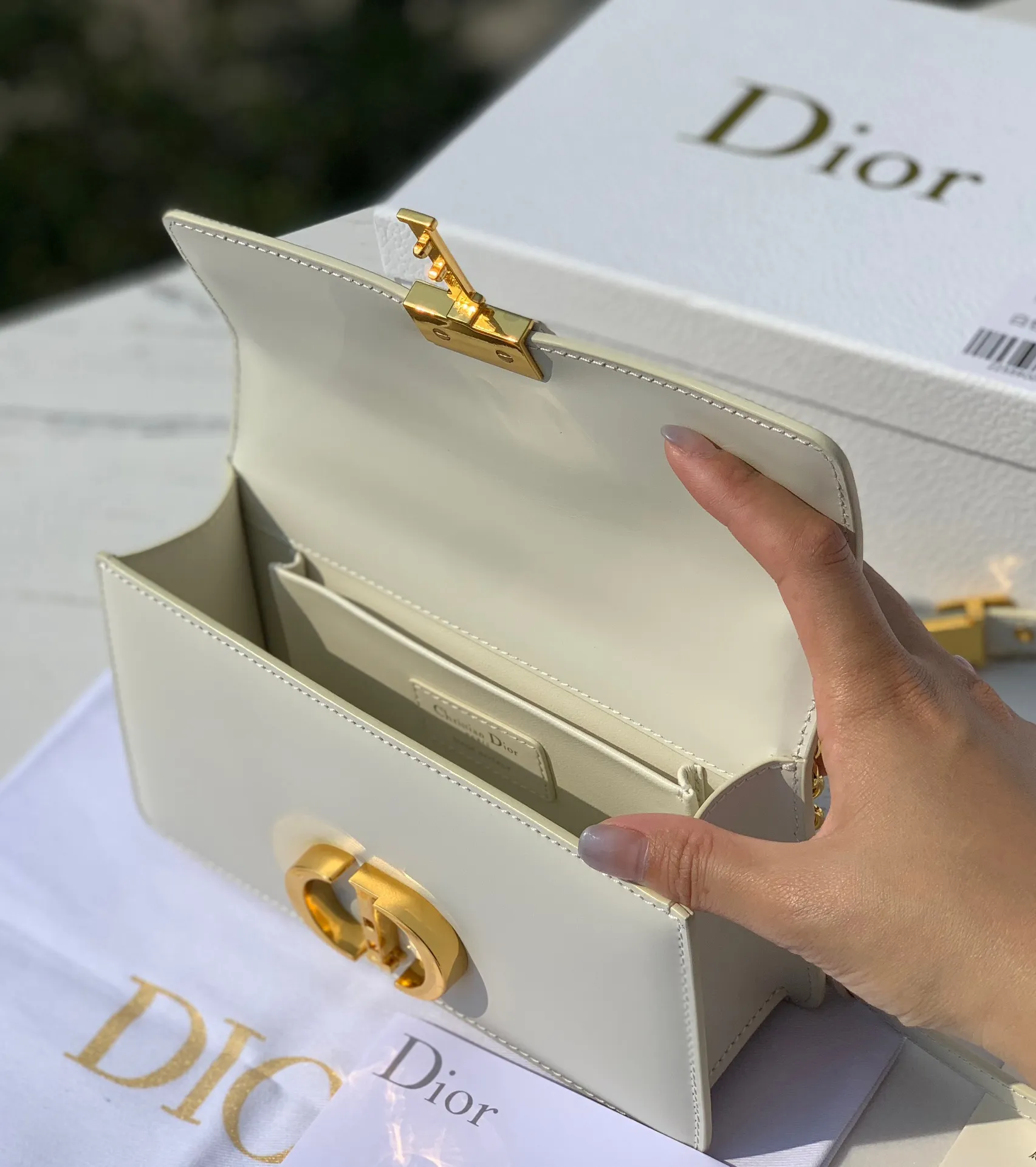❗️❗️❗️Free shipping with SF Express for year-end event❗️❗️❗️💰1900 Size 21.5✖️12✖️6cm This time, a new size small is launched, attracting much attention! 23New Dior 30 Montaigne East-West All-leather chain bag, channeled by a Hong Kong trading company. The large "CD" hardware logo on the front is highly recognizable. The three-dimensional "30Montaigne" embossed imported calfskin on the back is textured. The chain is a retro CD ring buckle. It is classic and high-end. It is suitable for formal occasions or casual wear. It is elegant and durable. The small pocket design on the back is very considerate. The perfect details are comparable to brick cabinets. It is super awesome. How can you fairies not love it‼ ️