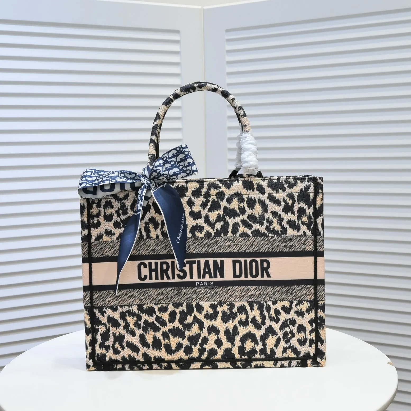 💰340￥Small size with silk scarf and overlock🔜Dior new shopping bag at Dior counter! Counters are updated simultaneously! Limited edition of the same style as the stars! Super stylish! Imported fabric👍high-end quality! Model: 8034 Size: 36*27*16cm