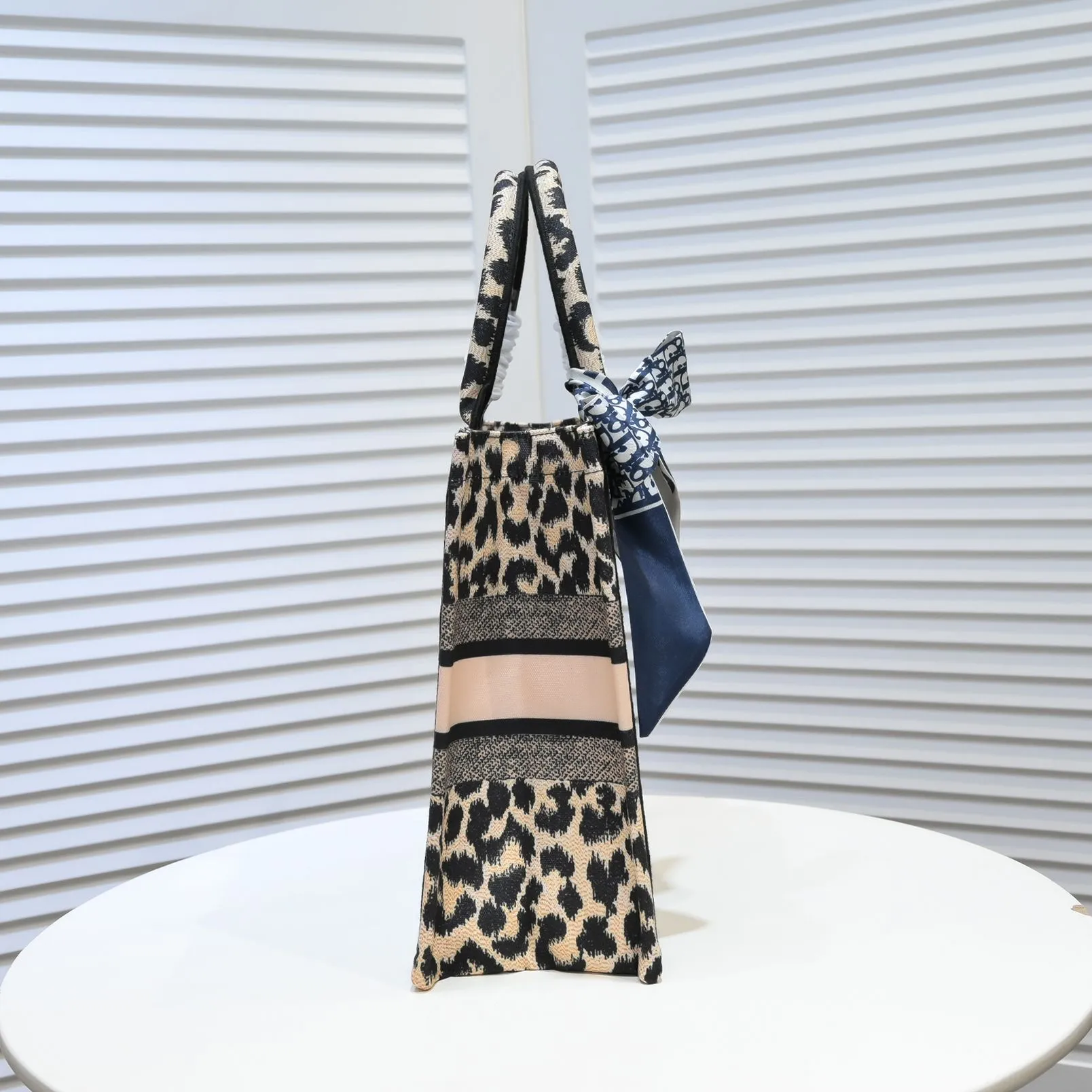 💰340￥Small size with silk scarf and overlock🔜Dior new shopping bag at Dior counter! Counters are updated simultaneously! Limited edition of the same style as the stars! Super stylish! Imported fabric👍high-end quality! Model: 8034 Size: 36*27*16cm