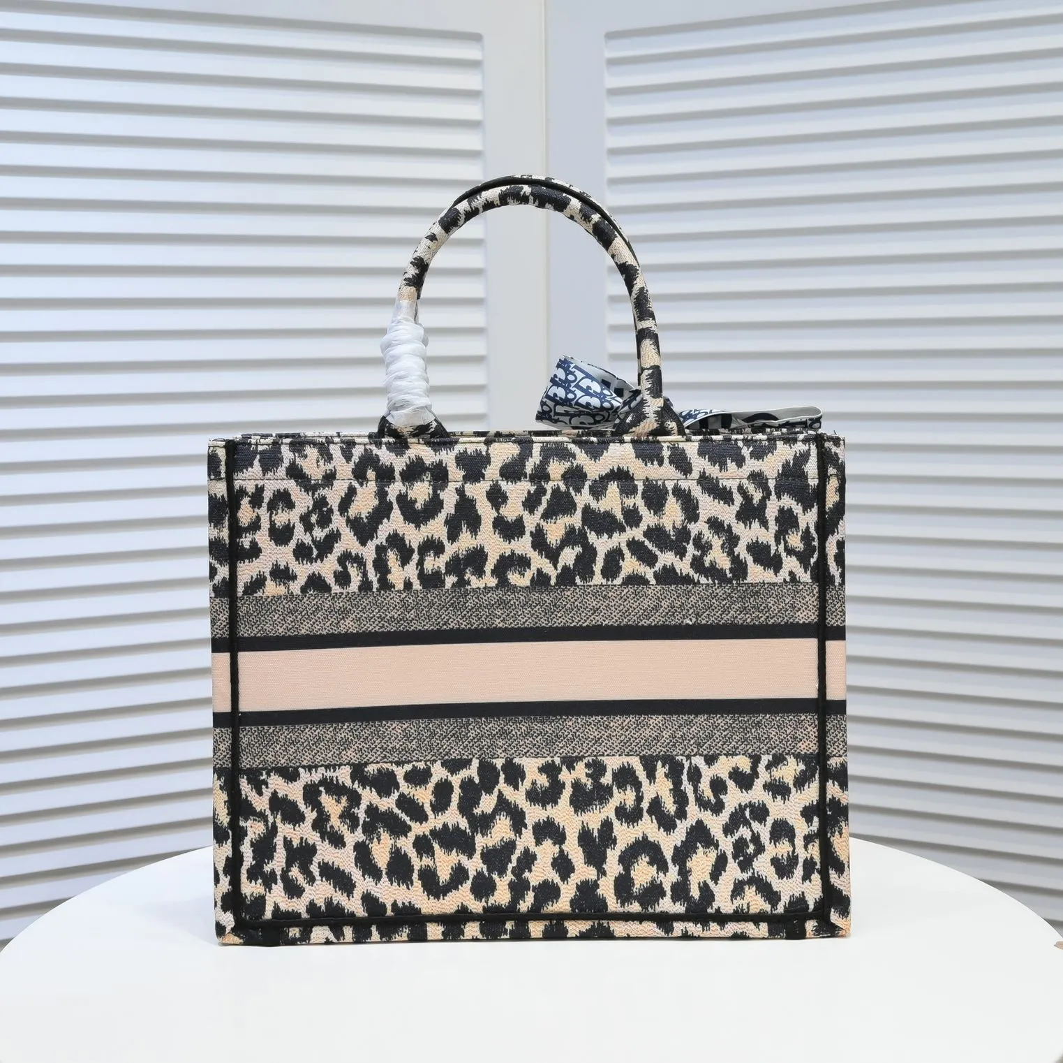 💰340￥Small size with silk scarf and overlock🔜Dior new shopping bag at Dior counter! Counters are updated simultaneously! Limited edition of the same style as the stars! Super stylish! Imported fabric👍high-end quality! Model: 8034 Size: 36*27*16cm