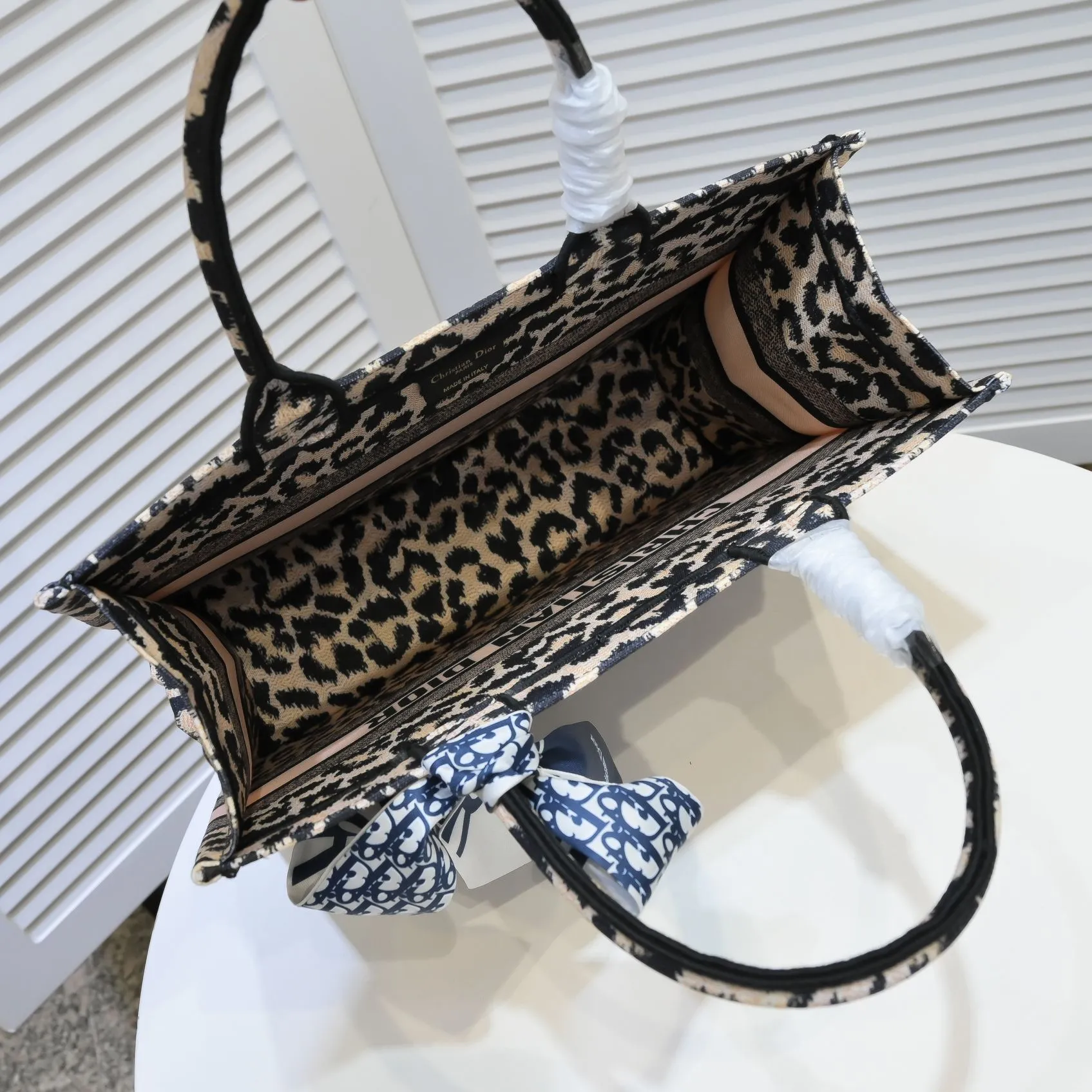 💰340￥Small size with silk scarf and overlock🔜Dior new shopping bag at Dior counter! Counters are updated simultaneously! Limited edition of the same style as the stars! Super stylish! Imported fabric👍high-end quality! Model: 8034 Size: 36*27*16cm