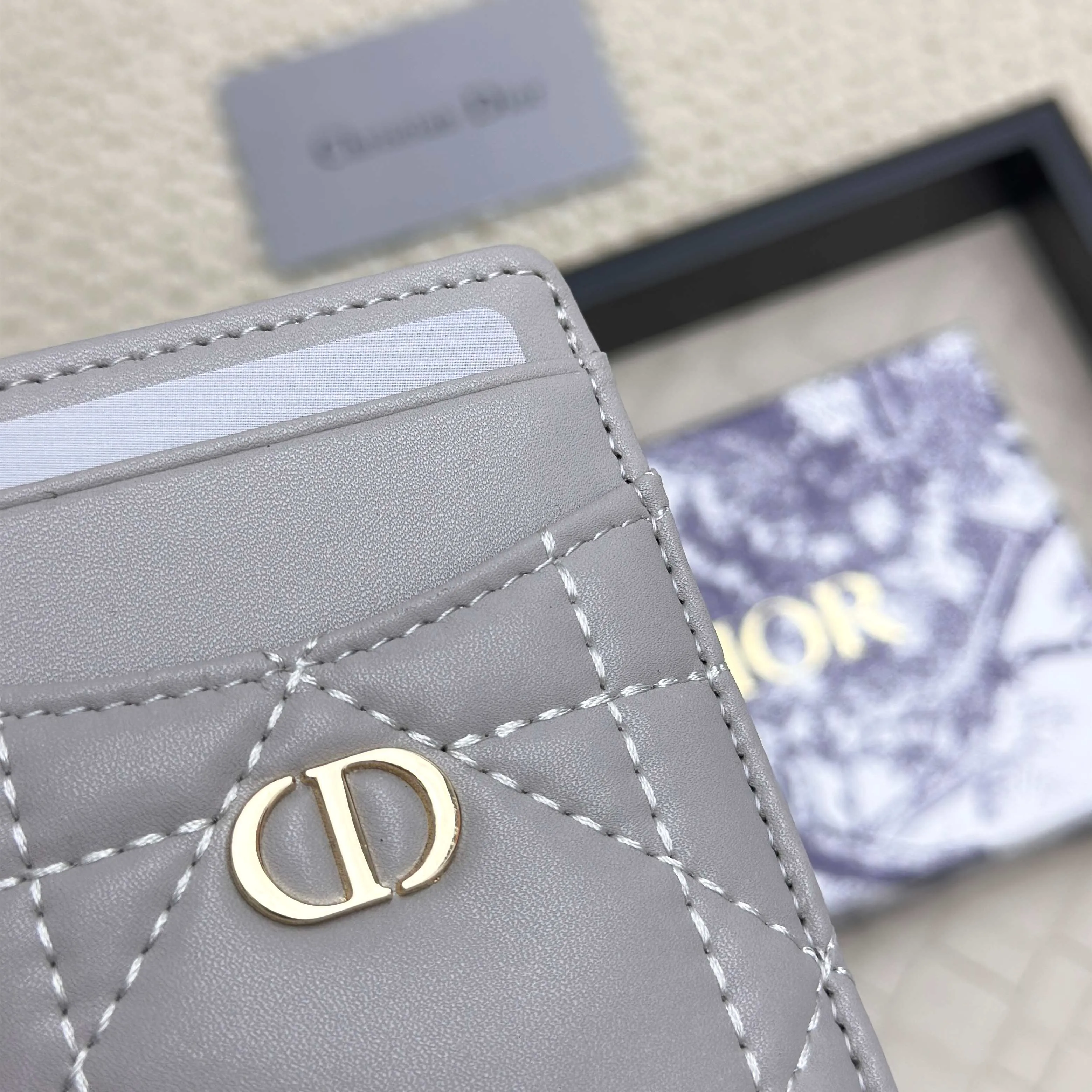 💰100 Dior's new card holder Size: 11*7.5*1, model 2379. It is carefully made of soft cowhide, decorated with cannage pattern topstitching, and embellished with the "CD" logo on the front. Elegant and refined,