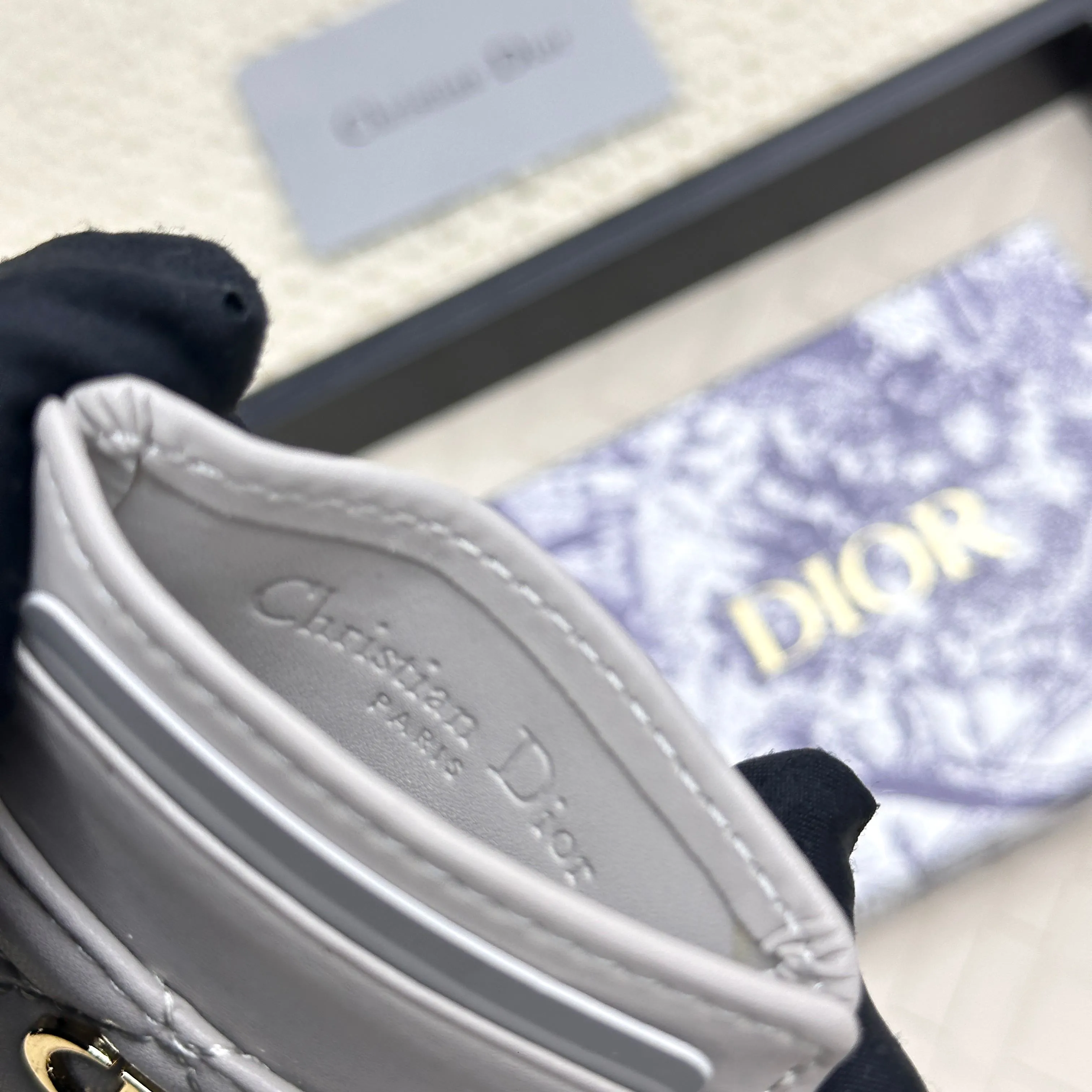 💰100 Dior's new card holder Size: 11*7.5*1, model 2379. It is carefully made of soft cowhide, decorated with cannage pattern topstitching, and embellished with the "CD" logo on the front. Elegant and refined,