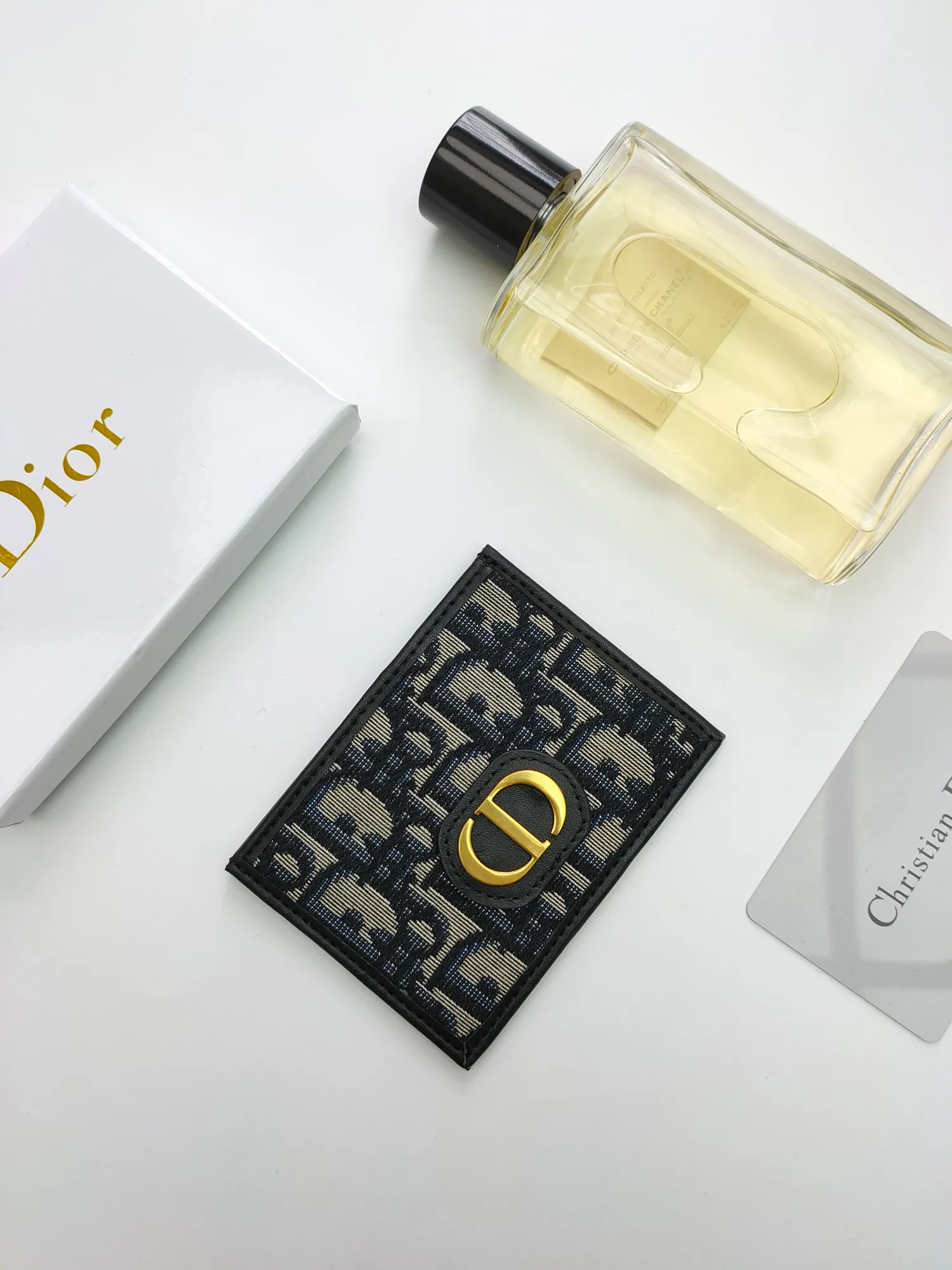 ￥90 [Color] This Dior Montaigne card holder is classic and elegant [Rose] carefully decorated with Oblique print and decorated with CD logo on the front. Style number: C2098 Size: 10*7.5cm