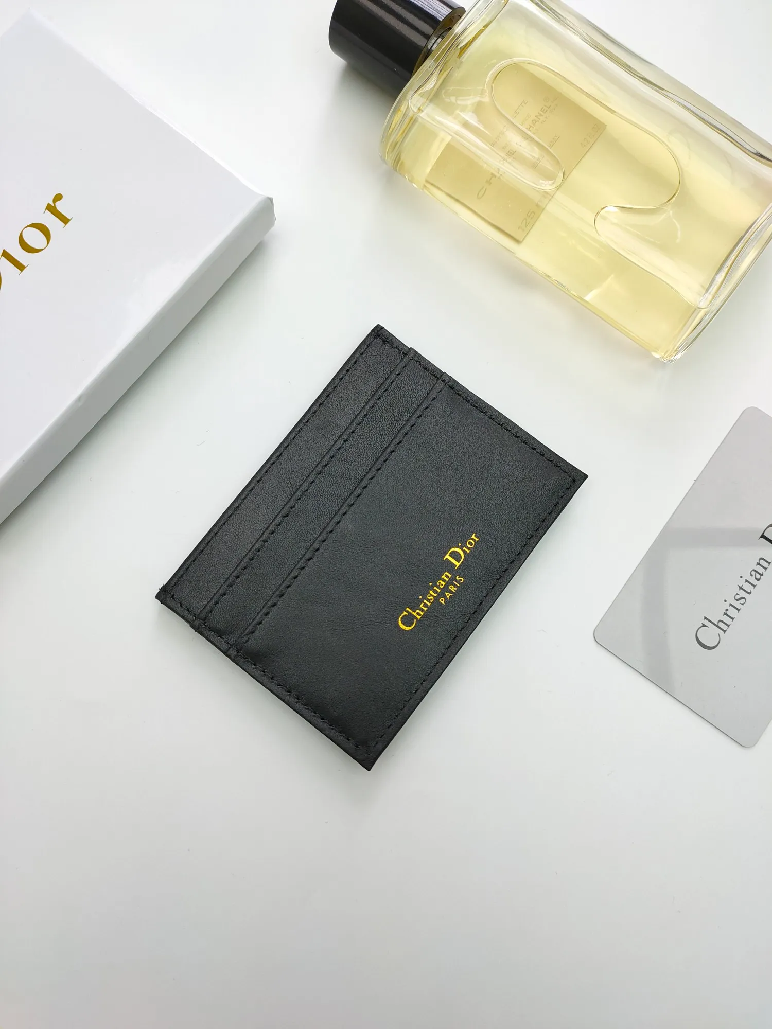 ￥90 [Color] This Dior Montaigne card holder is classic and elegant [Rose] carefully decorated with Oblique print and decorated with CD logo on the front. Style number: C2098 Size: 10*7.5cm