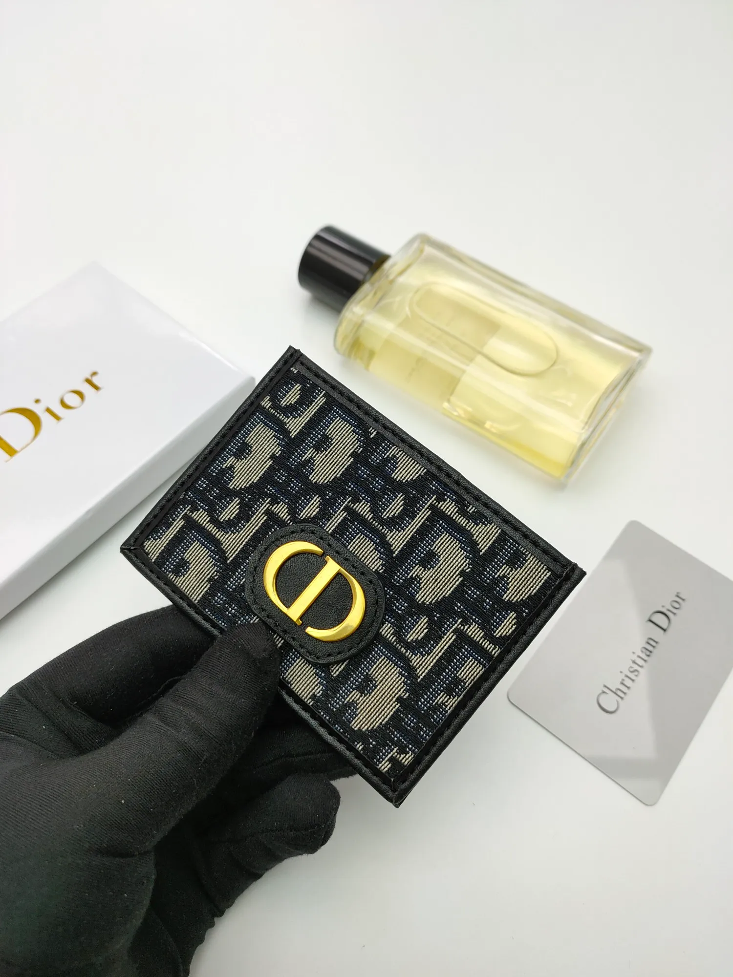 ￥90 [Color] This Dior Montaigne card holder is classic and elegant [Rose] carefully decorated with Oblique print and decorated with CD logo on the front. Style number: C2098 Size: 10*7.5cm