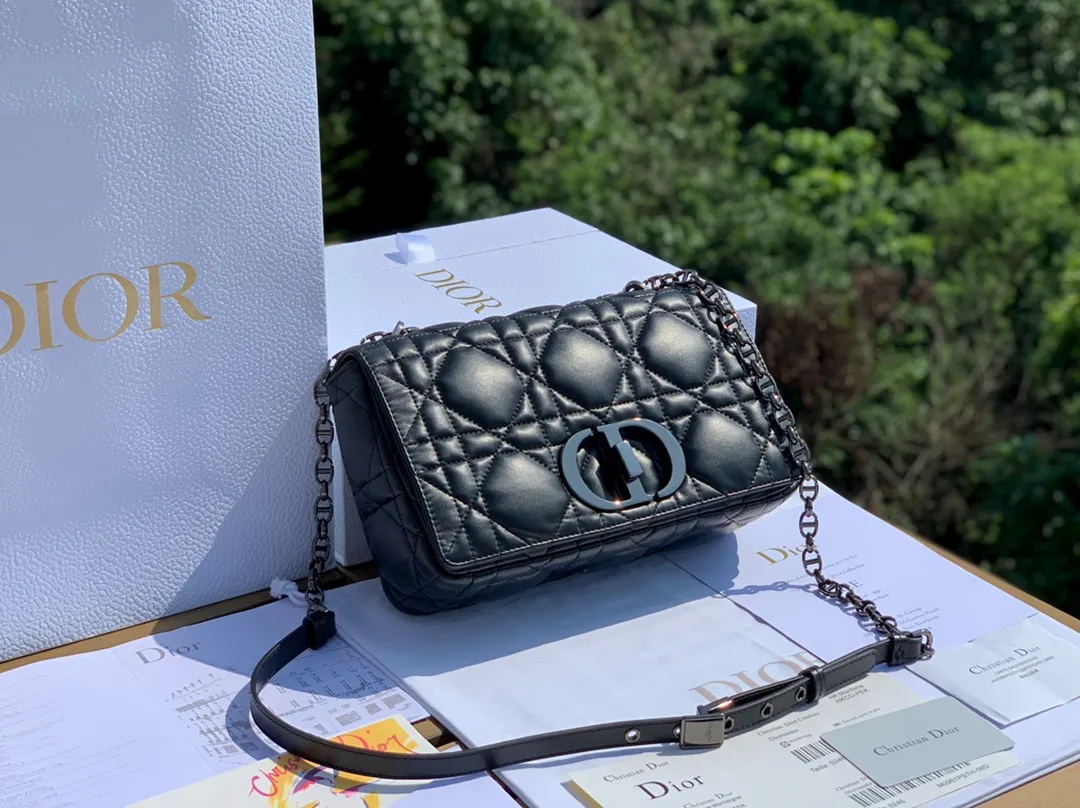Top upgraded version 💰1900 Size 25-15-8cm [Black gun buckle] Overseas channels The latest original Dior Caro classic handbag, Italian imported tire cowhide, the surface is padded, it looks soft and waxy, super comfortable, and feels great ~ Sheepskin interior, decorated with iconic cannage stitching, and the flip cover is decorated with a retro-finished metal "CD" buckle. Inspired by the seal of the Christian Dior perfume bottle. High-quality and low-key gun black hardware, elegant and rustic, exquisite and unique chain, multiple carrying methods, considerable capacity, salty or sweet, come and get your style caro