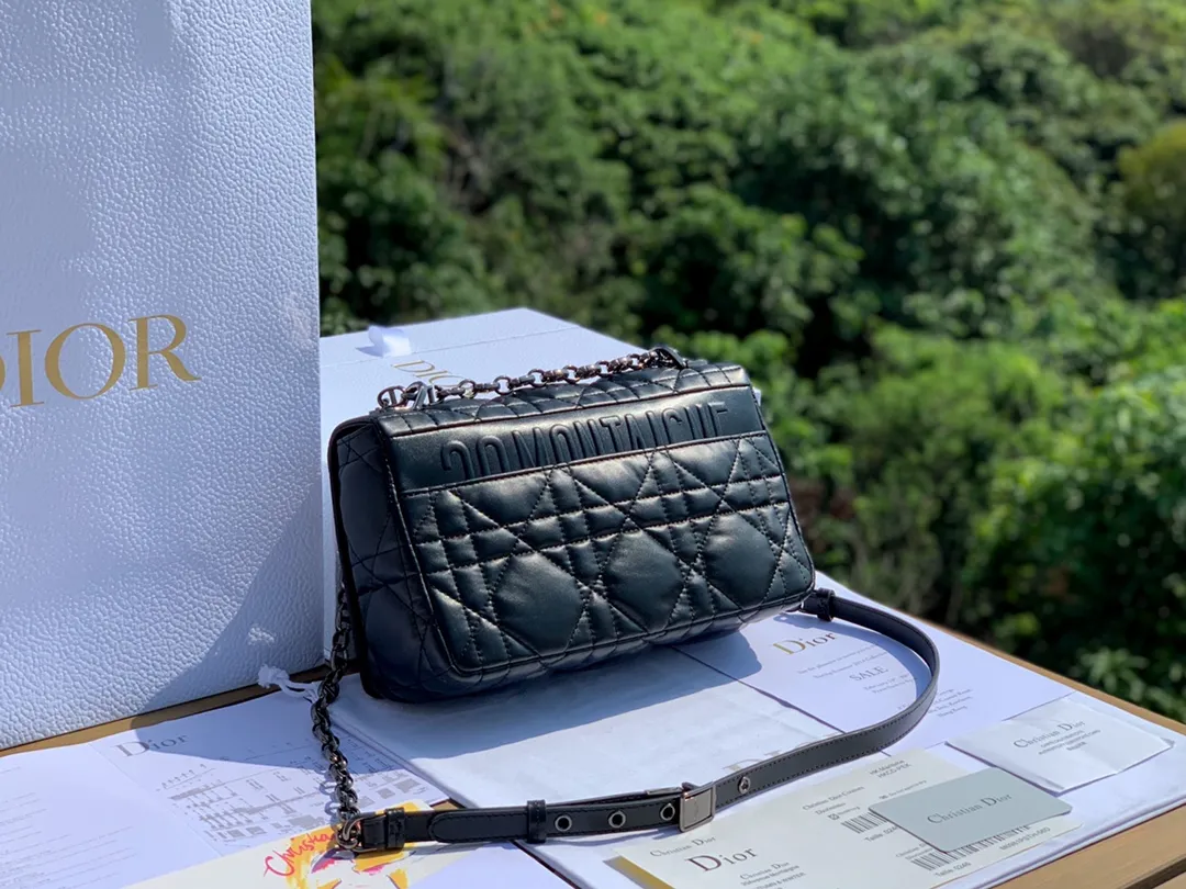 Top upgraded version 💰1900 Size 25-15-8cm [Black gun buckle] Overseas channels The latest original Dior Caro classic handbag, Italian imported tire cowhide, the surface is padded, it looks soft and waxy, super comfortable, and feels great ~ Sheepskin interior, decorated with iconic cannage stitching, and the flip cover is decorated with a retro-finished metal "CD" buckle. Inspired by the seal of the Christian Dior perfume bottle. High-quality and low-key gun black hardware, elegant and rustic, exquisite and unique chain, multiple carrying methods, considerable capacity, salty or sweet, come and get your style caro