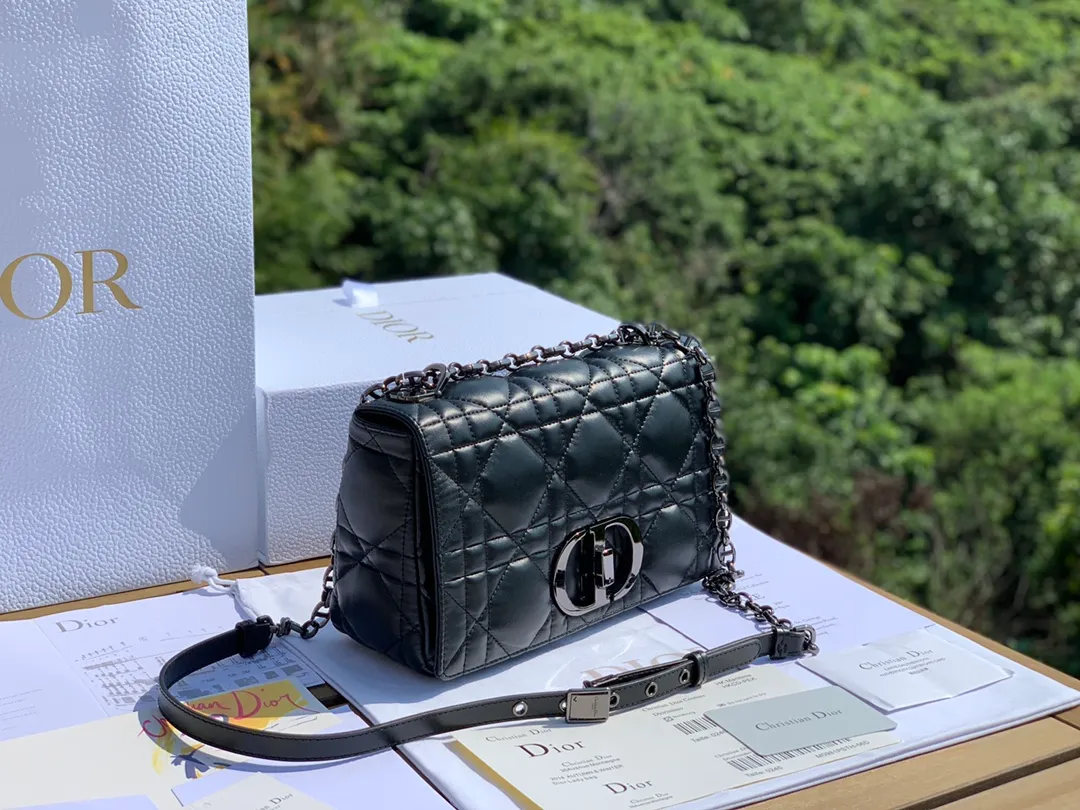 Top upgraded version 💰1900 Size 25-15-8cm [Black gun buckle] Overseas channels The latest original Dior Caro classic handbag, Italian imported tire cowhide, the surface is padded, it looks soft and waxy, super comfortable, and feels great ~ Sheepskin interior, decorated with iconic cannage stitching, and the flip cover is decorated with a retro-finished metal "CD" buckle. Inspired by the seal of the Christian Dior perfume bottle. High-quality and low-key gun black hardware, elegant and rustic, exquisite and unique chain, multiple carrying methods, considerable capacity, salty or sweet, come and get your style caro