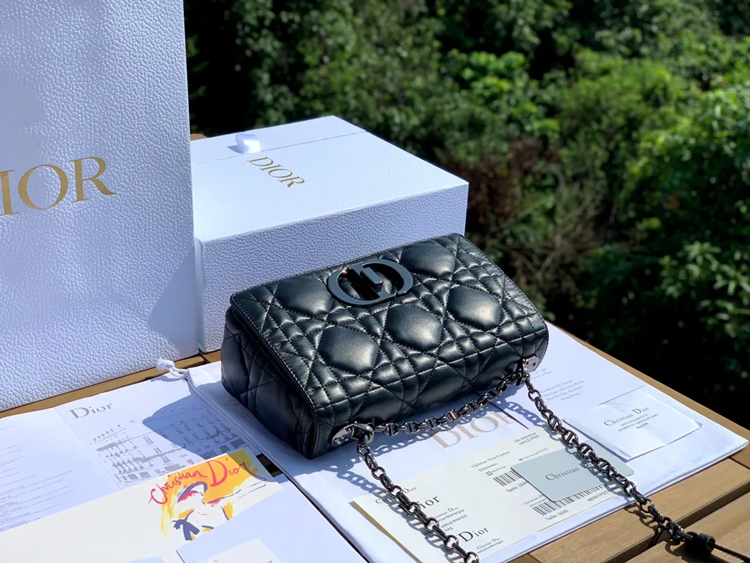 Top upgraded version 💰1900 Size 25-15-8cm [Black gun buckle] Overseas channels The latest original Dior Caro classic handbag, Italian imported tire cowhide, the surface is padded, it looks soft and waxy, super comfortable, and feels great ~ Sheepskin interior, decorated with iconic cannage stitching, and the flip cover is decorated with a retro-finished metal "CD" buckle. Inspired by the seal of the Christian Dior perfume bottle. High-quality and low-key gun black hardware, elegant and rustic, exquisite and unique chain, multiple carrying methods, considerable capacity, salty or sweet, come and get your style caro