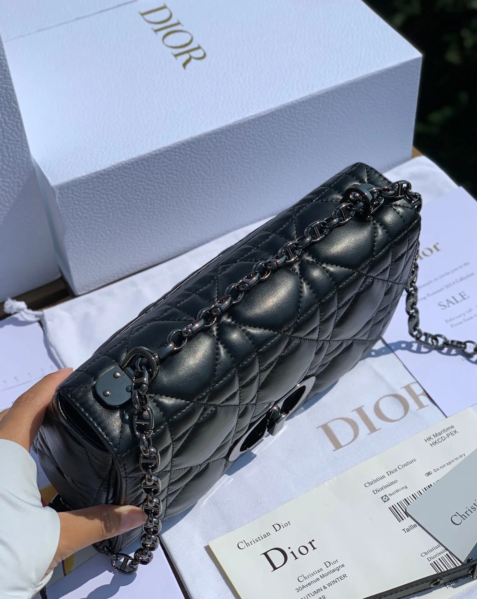 Top upgraded version 💰1900 Size 25-15-8cm [Black gun buckle] Overseas channels The latest original Dior Caro classic handbag, Italian imported tire cowhide, the surface is padded, it looks soft and waxy, super comfortable, and feels great ~ Sheepskin interior, decorated with iconic cannage stitching, and the flip cover is decorated with a retro-finished metal "CD" buckle. Inspired by the seal of the Christian Dior perfume bottle. High-quality and low-key gun black hardware, elegant and rustic, exquisite and unique chain, multiple carrying methods, considerable capacity, salty or sweet, come and get your style caro