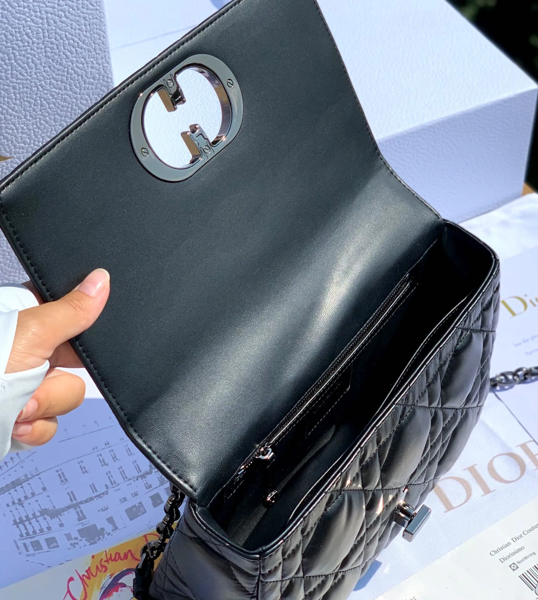 Top upgraded version 💰1900 Size 25-15-8cm [Black gun buckle] Overseas channels The latest original Dior Caro classic handbag, Italian imported tire cowhide, the surface is padded, it looks soft and waxy, super comfortable, and feels great ~ Sheepskin interior, decorated with iconic cannage stitching, and the flip cover is decorated with a retro-finished metal "CD" buckle. Inspired by the seal of the Christian Dior perfume bottle. High-quality and low-key gun black hardware, elegant and rustic, exquisite and unique chain, multiple carrying methods, considerable capacity, salty or sweet, come and get your style caro