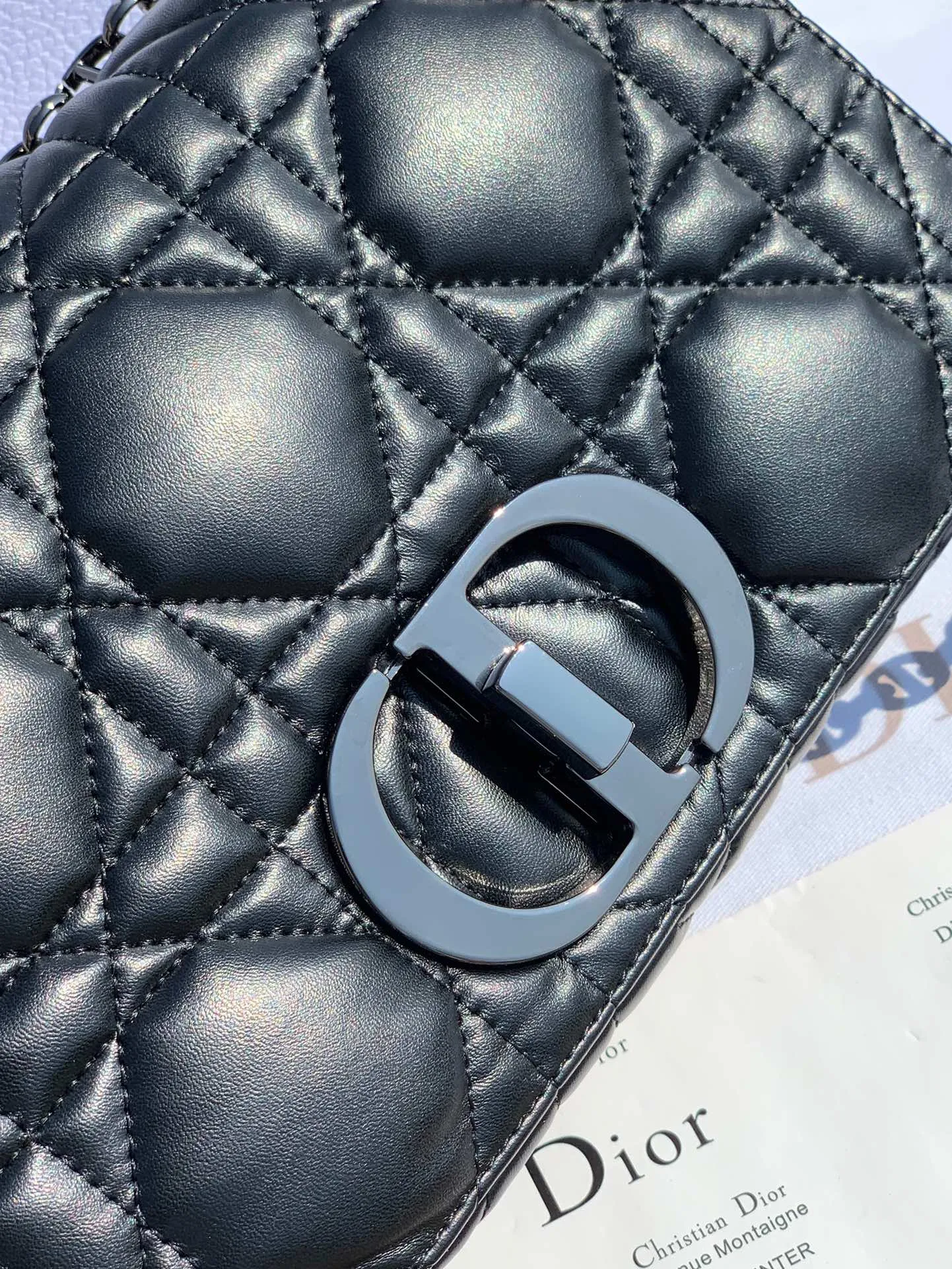 ❗️❗️❗️Free shipping with SF Express for year-end events❗️❗️❗️💰1900 Size 25-15-8cm [Black gun buckle] Overseas channel Original latest Dior Caro classic handbag, Italian imported calfskin, padded on the surface, looks soft and waxy, super comfortable, feels great ~ Sheepskin lining, decorated with iconic cannage stitching , the flap is embellished with a vintage-finish metal "CD" clasp inspired by the closure of Christian Dior perfume bottles. High-quality and low-key gun black hardware, elegant and rustic, exquisite and unique chain, multiple carrying methods, considerable capacity, salty or sweet, come and get your style caro