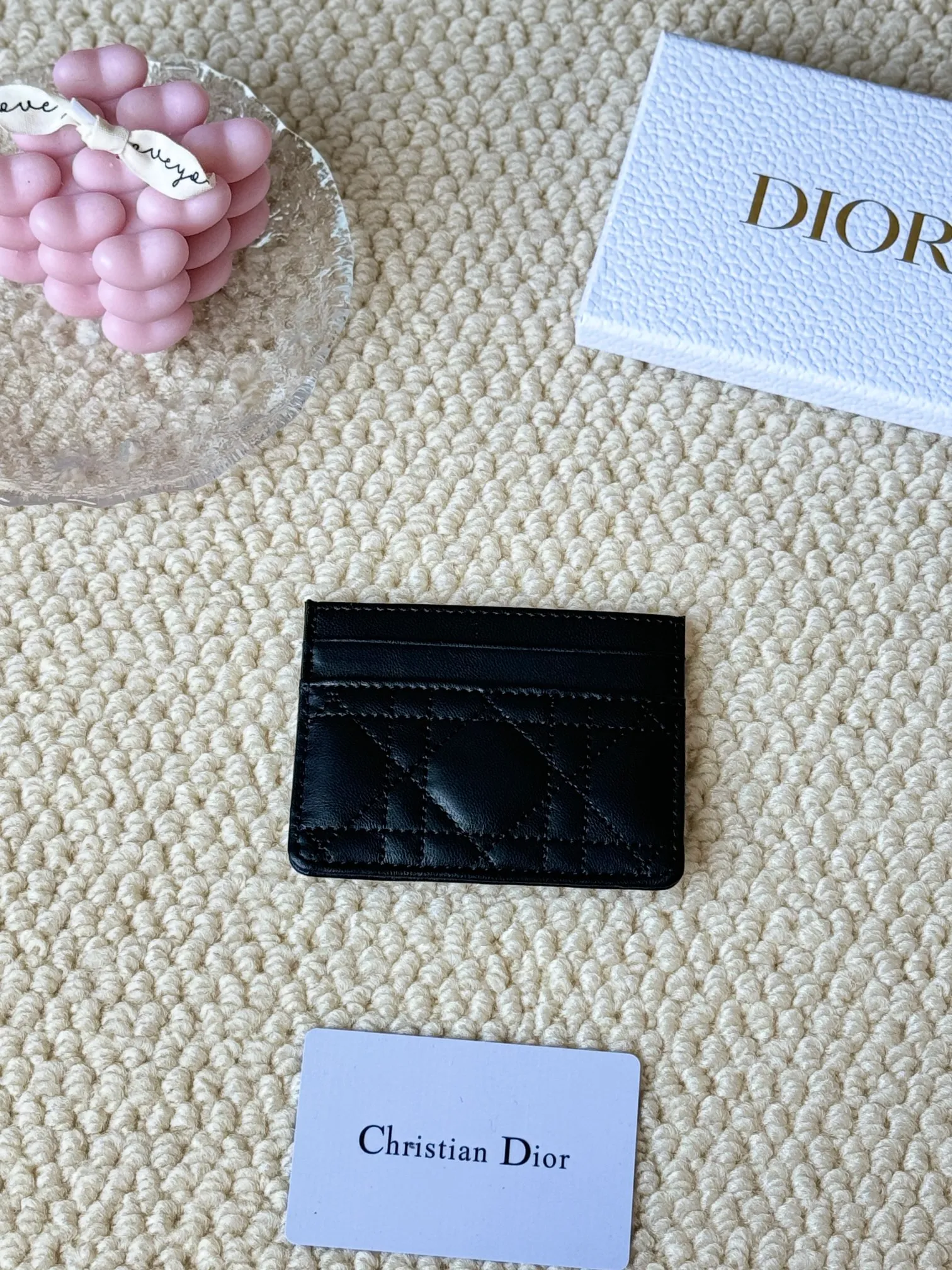 💰110 dior card cd card holder New style CD with a mini pearl on the front No.: S3103 Carefully made of soft cowhide, decorated with cannage pattern topstitching, embellished with "CD" ➕ pearl embellishment logo on the front. Elegant and sophisticated, it has five card slots and is suitable for various occasions. Size: 10.5*7.5cm Dior Caro five-compartment card holder is a new product this season, elegant and practical.
