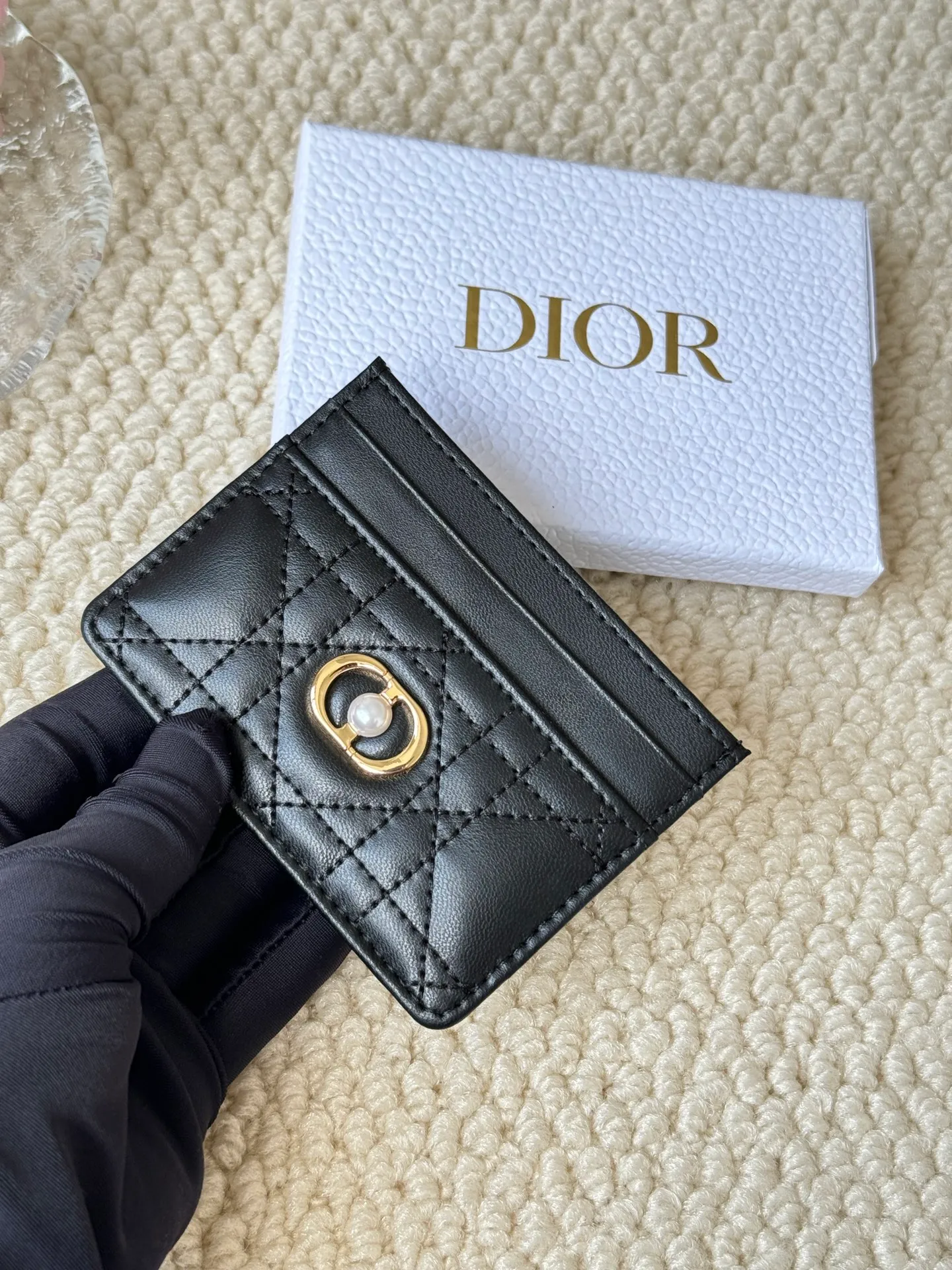 💰110 dior card cd card holder New style CD with a mini pearl on the front No.: S3103 Carefully made of soft cowhide, decorated with cannage pattern topstitching, embellished with "CD" ➕ pearl embellishment logo on the front. Elegant and sophisticated, it has five card slots and is suitable for various occasions. Size: 10.5*7.5cm Dior Caro five-compartment card holder is a new product this season, elegant and practical.