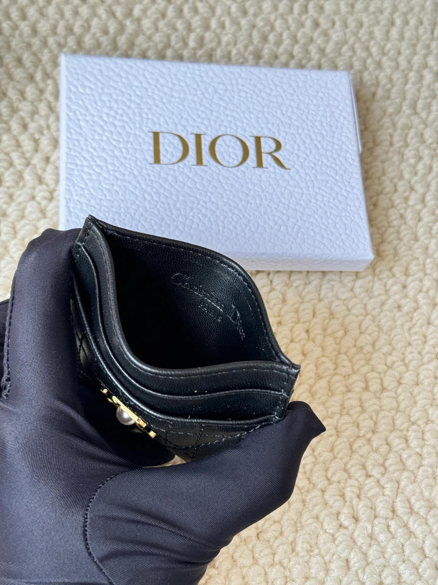 💰110 dior card cd card holder New style CD with a mini pearl on the front No.: S3103 Carefully made of soft cowhide, decorated with cannage pattern topstitching, embellished with "CD" ➕ pearl embellishment logo on the front. Elegant and sophisticated, it has five card slots and is suitable for various occasions. Size: 10.5*7.5cm Dior Caro five-compartment card holder is a new product this season, elegant and practical.
