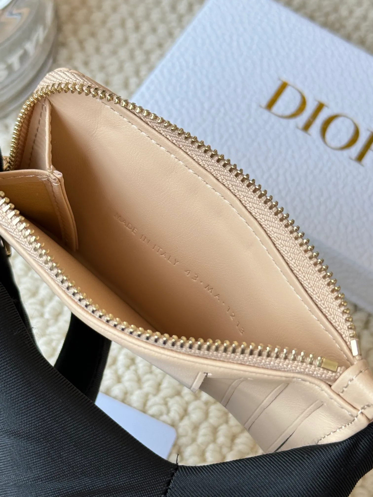 💰160Lady Dior Card Holder Sand color wallet I bought to fit into a waste bag, L-shaped opening, seven-zig card holder pull No.: S0965 There are too many front patch pockets to hold cards. The banknotes need to be folded 40% off, 30% off can be placed but it has a zipper. The size is 13.5*8.5*1.5 cm. The Dior card holder meets my various needs. Compared with other styles, it is thin, compact and has a large capacity. There is no conspicuous big LOGO, it will not scratch when placed in the bag, and it is relatively low-key and classic. There is a special place for access control cards, so you don’t need to mix them with bank cards. When I used to swipe access control cards, I couldn’t swipe them because there were too many cards, so I had to take out the access control cards separately. There is a zipper, so you don't have to worry about putting important things out, and the zipper is half-open, so it's more convenient to put things in and take things out than having only one side.