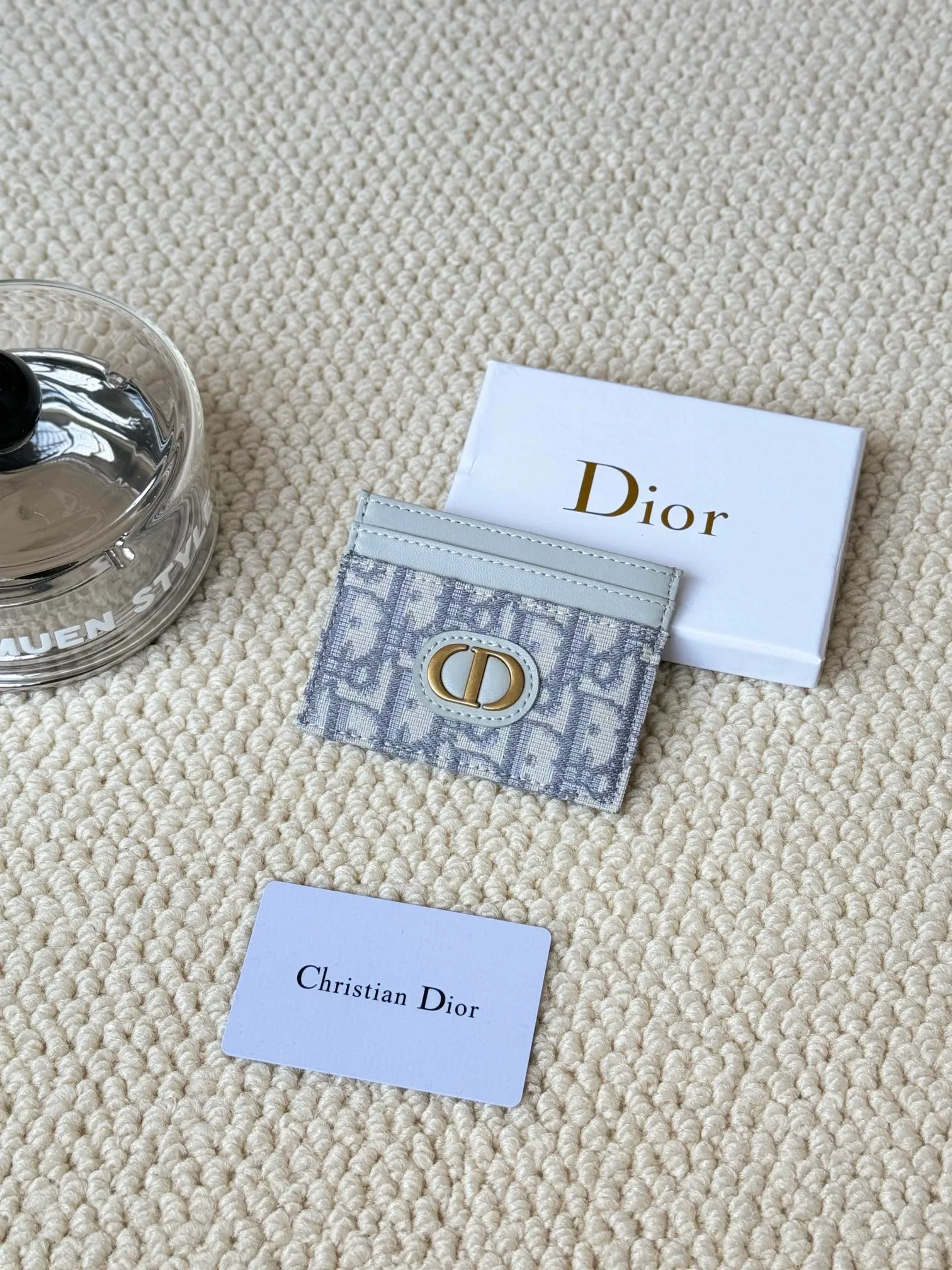 💰110 dior's card holder -30 Montaigne card holder is exquisite and elegant. Made of blue jacquard fabric, detailed with Oblique print and CD logo on the front. Practical and compact, it can store small daily necessities and can be easily put into various handbags. CD logo on front 2 card slots 1 patch pocket Number: S2152 Dimensions: 10 x 7.5 x 0.5 cm
