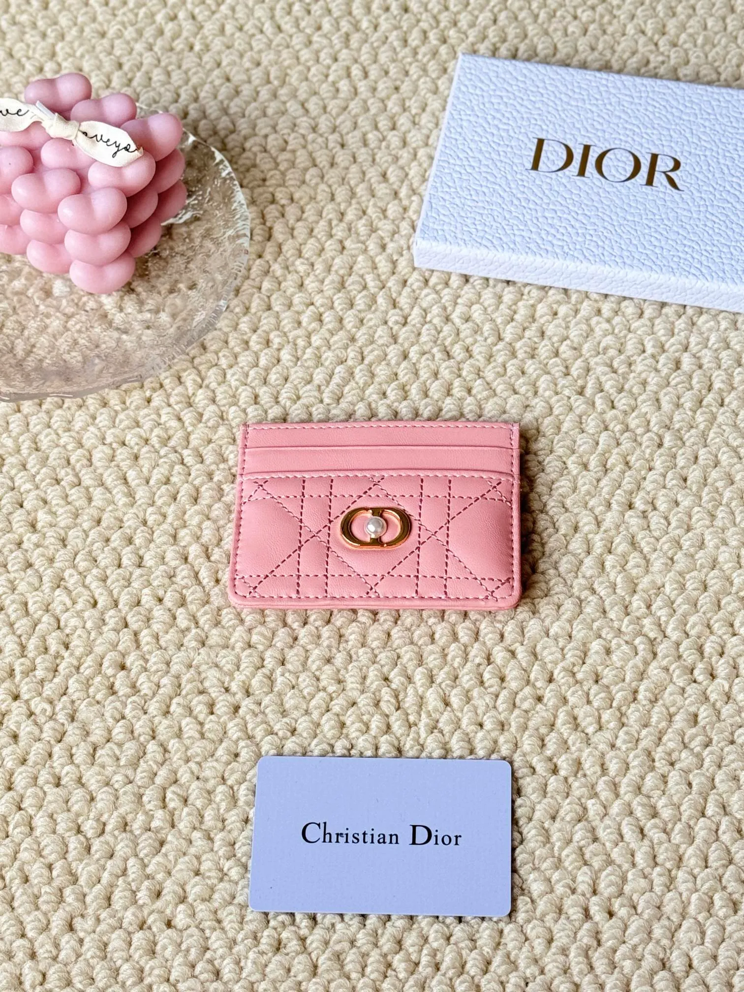 💰110 dior card cd card holder New style CD with a mini pearl on the front No.: S3103 Carefully made of soft cowhide, decorated with cannage pattern topstitching, embellished with "CD" ➕ pearl embellishment logo on the front. Elegant and sophisticated, it has five card slots and is suitable for various occasions. Size: 10.5*7.5cm Dior Caro five-compartment card holder is a new product this season, elegant and practical.