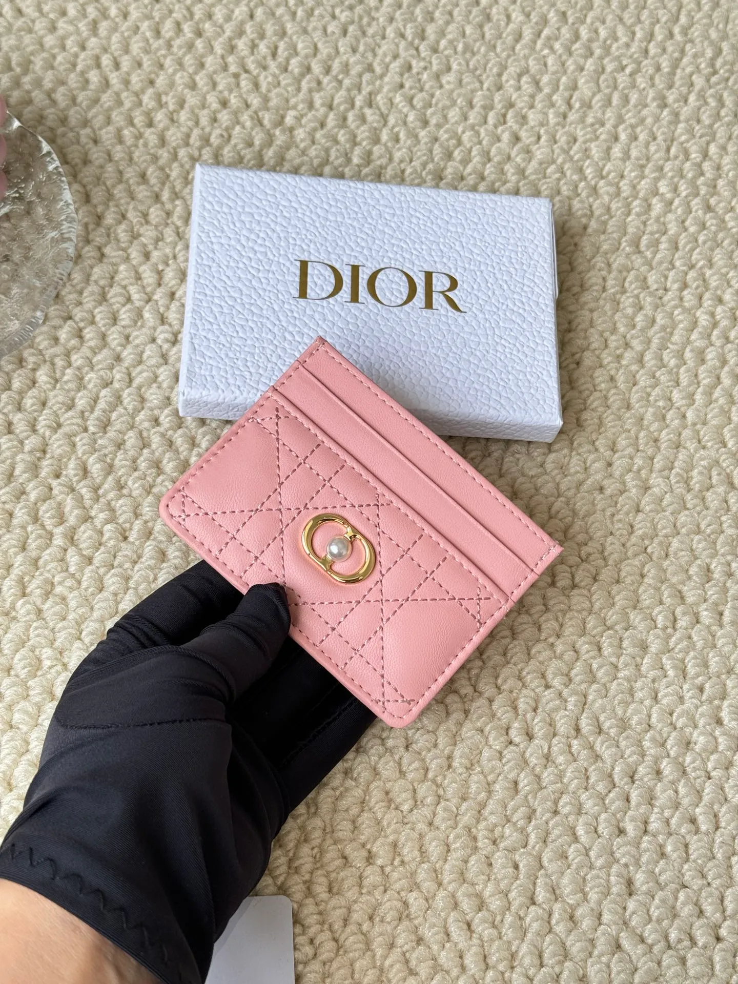 💰110 dior card cd card holder New style CD with a mini pearl on the front No.: S3103 Carefully made of soft cowhide, decorated with cannage pattern topstitching, embellished with "CD" ➕ pearl embellishment logo on the front. Elegant and sophisticated, it has five card slots and is suitable for various occasions. Size: 10.5*7.5cm Dior Caro five-compartment card holder is a new product this season, elegant and practical.