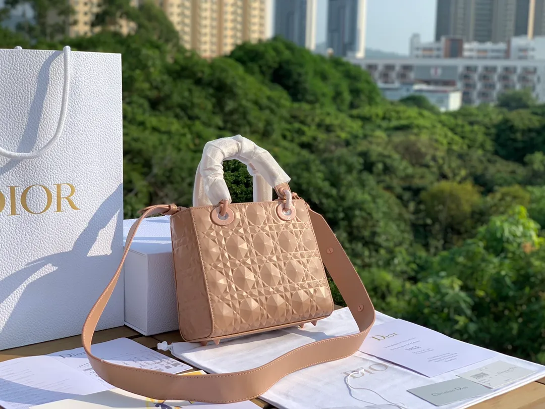 Top upgraded version 💰2000 Size 20-17-8cm Four-frame rose pink Exclusive channel The 2022 spring and summer series launches the Diamond Cannage series handbags. An undulating diamond-cut cannage pattern is created on the calfskin through an embossing process. It is paired with matte hardware of the same color, giving the bag a texture like a marble sculpture.