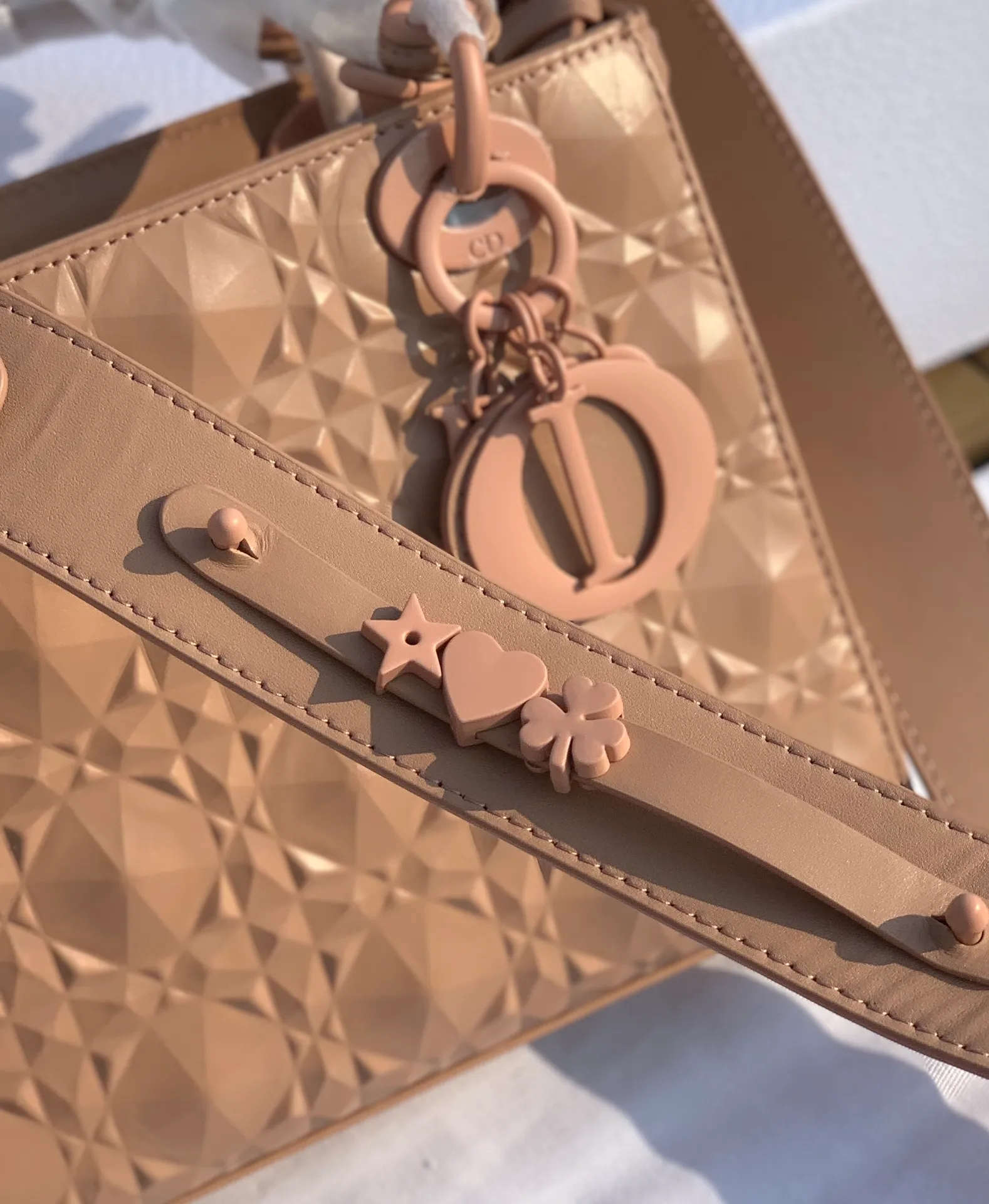 Top upgraded version 💰2000 Size 20-17-8cm Four-frame rose pink Exclusive channel The 2022 spring and summer series launches the Diamond Cannage series handbags. An undulating diamond-cut cannage pattern is created on the calfskin through an embossing process. It is paired with matte hardware of the same color, giving the bag a texture like a marble sculpture.
