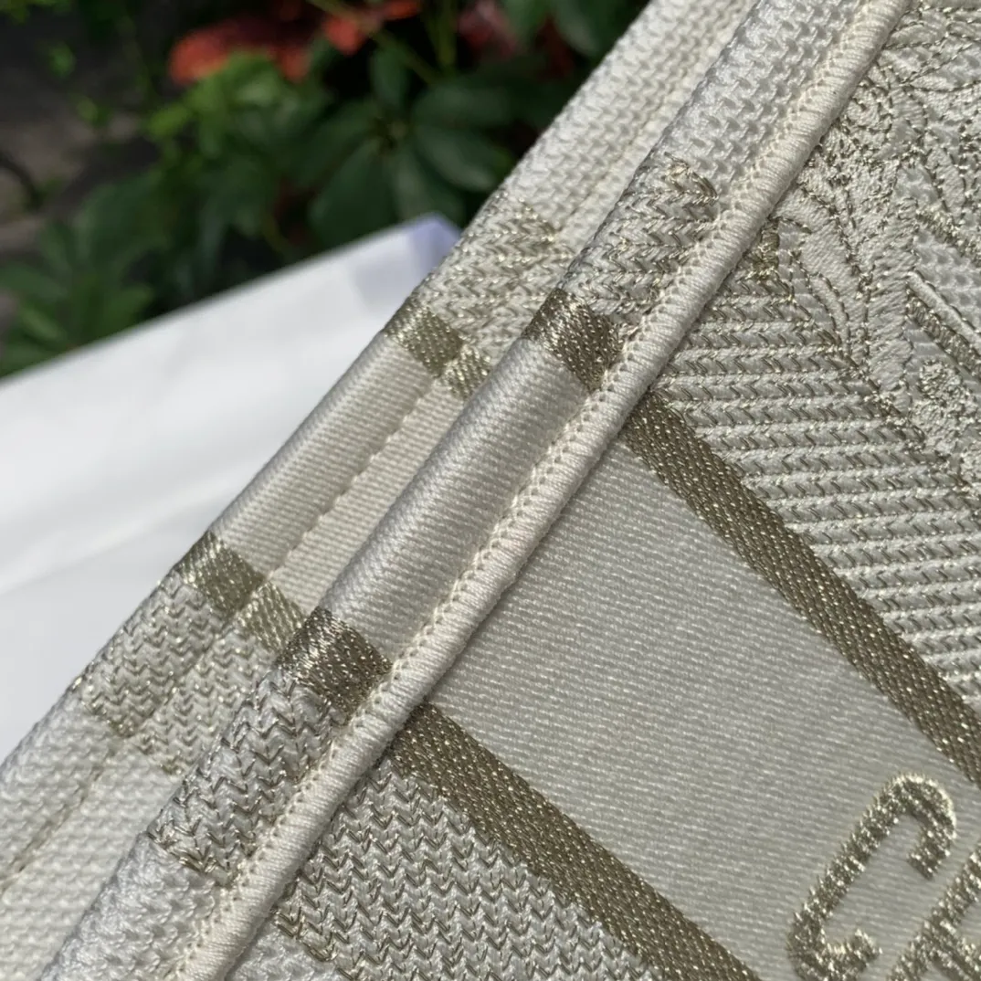 Top upgraded version💰1500 Dimensions 36 x 27.5 x 16.5 CM Pure European overseas channel goods! D’s tote is so popular! This series has always been out of stock and replenished. In the latest season, the counter launched a horizontal striped blue tiger tote bag! It still uses blue tiger as the base, but adds a horizontal stripe design on the surface of the bag. The upper body is more beautiful and special, and it is easy to carry and photogenic! The return rate is 100% when it comes out, so if you haven’t bought this series before, buy it now!