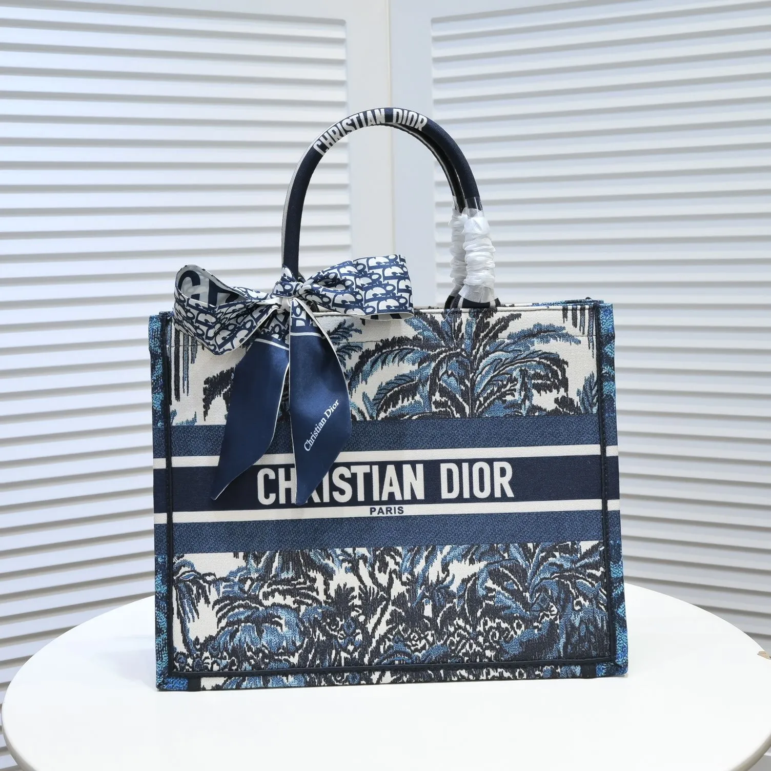 💰340￥Small size with silk scarf and overlock🔜Dior new shopping bag at Dior counter! Counters are updated simultaneously! Limited edition of the same style as the stars! Super stylish! Imported fabric👍high-end quality! Model: 8034 Size: 36*27*16cm