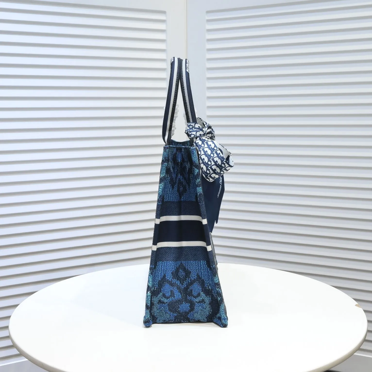 💰340￥Small size with silk scarf and overlock🔜Dior new shopping bag at Dior counter! Counters are updated simultaneously! Limited edition of the same style as the stars! Super stylish! Imported fabric👍high-end quality! Model: 8034 Size: 36*27*16cm
