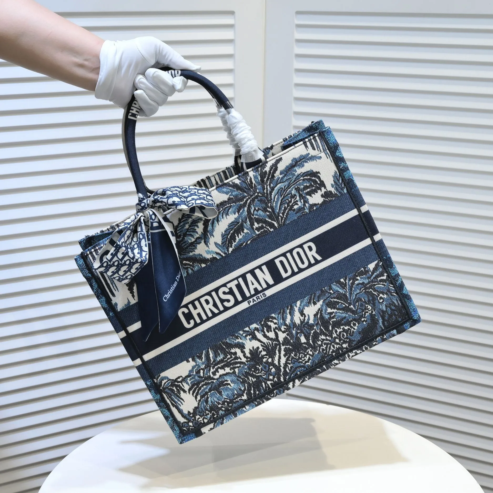 💰340￥Small size with silk scarf and overlock🔜Dior new shopping bag at Dior counter! Counters are updated simultaneously! Limited edition of the same style as the stars! Super stylish! Imported fabric👍high-end quality! Model: 8034 Size: 36*27*16cm