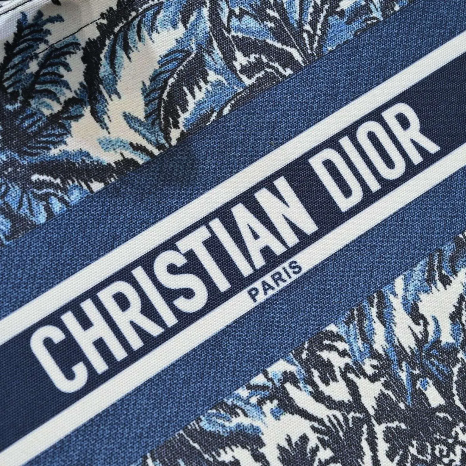 💰340￥Small size with silk scarf and overlock🔜Dior new shopping bag at Dior counter! Counters are updated simultaneously! Limited edition of the same style as the stars! Super stylish! Imported fabric👍high-end quality! Model: 8034 Size: 36*27*16cm