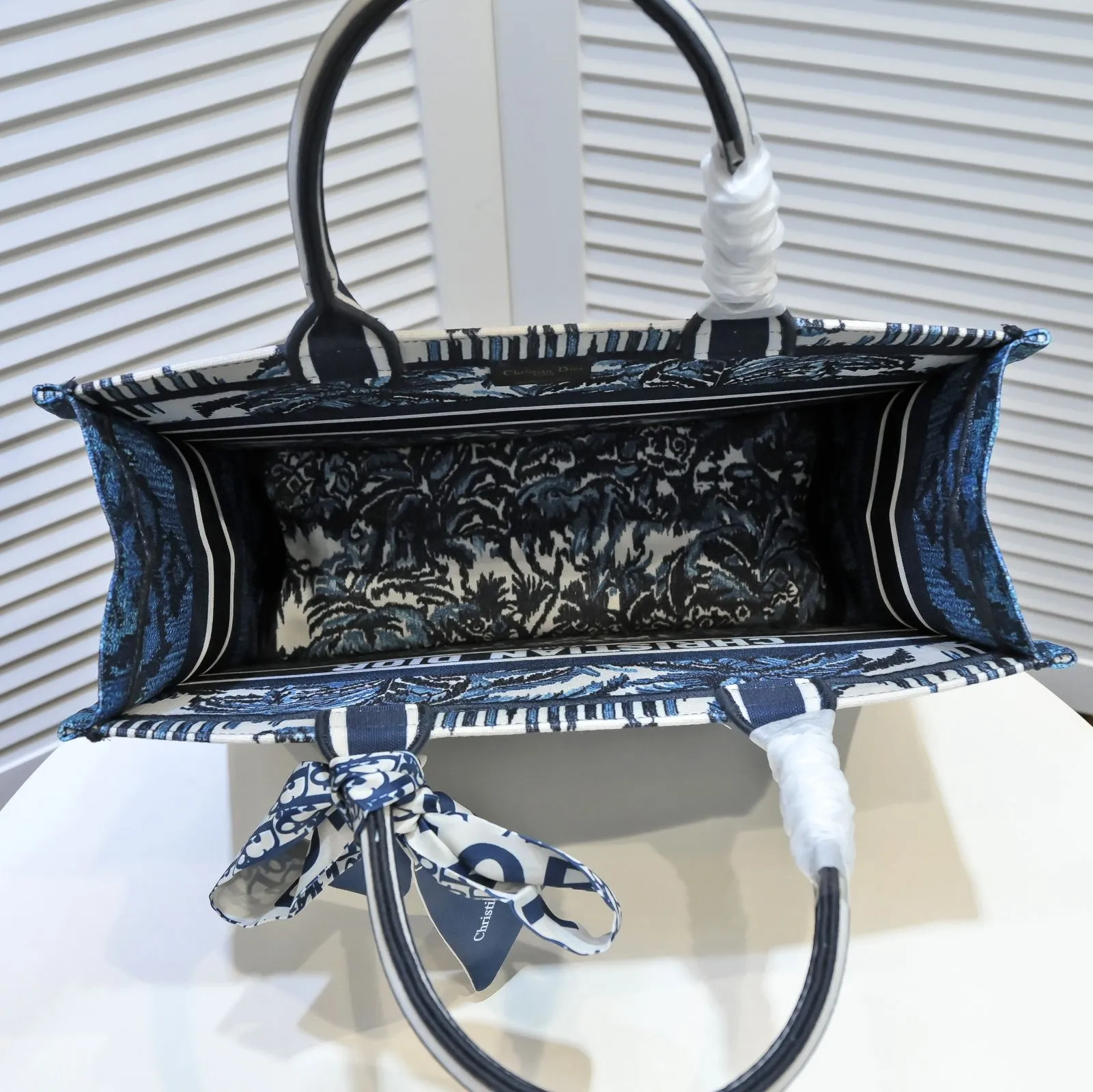 💰340￥Small size with silk scarf and overlock🔜Dior new shopping bag at Dior counter! Counters are updated simultaneously! Limited edition of the same style as the stars! Super stylish! Imported fabric👍high-end quality! Model: 8034 Size: 36*27*16cm