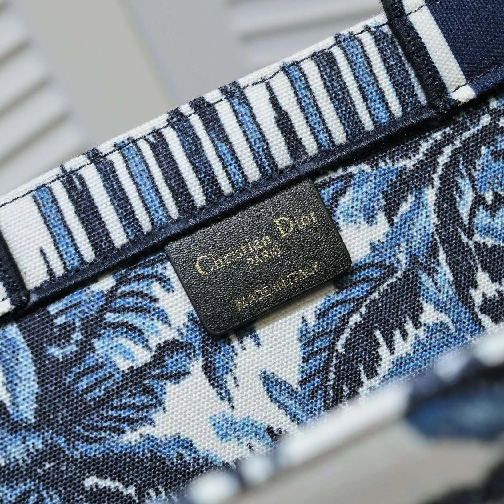 💰340￥Small size with silk scarf and overlock🔜Dior new shopping bag at Dior counter! Counters are updated simultaneously! Limited edition of the same style as the stars! Super stylish! Imported fabric👍high-end quality! Model: 8034 Size: 36*27*16cm