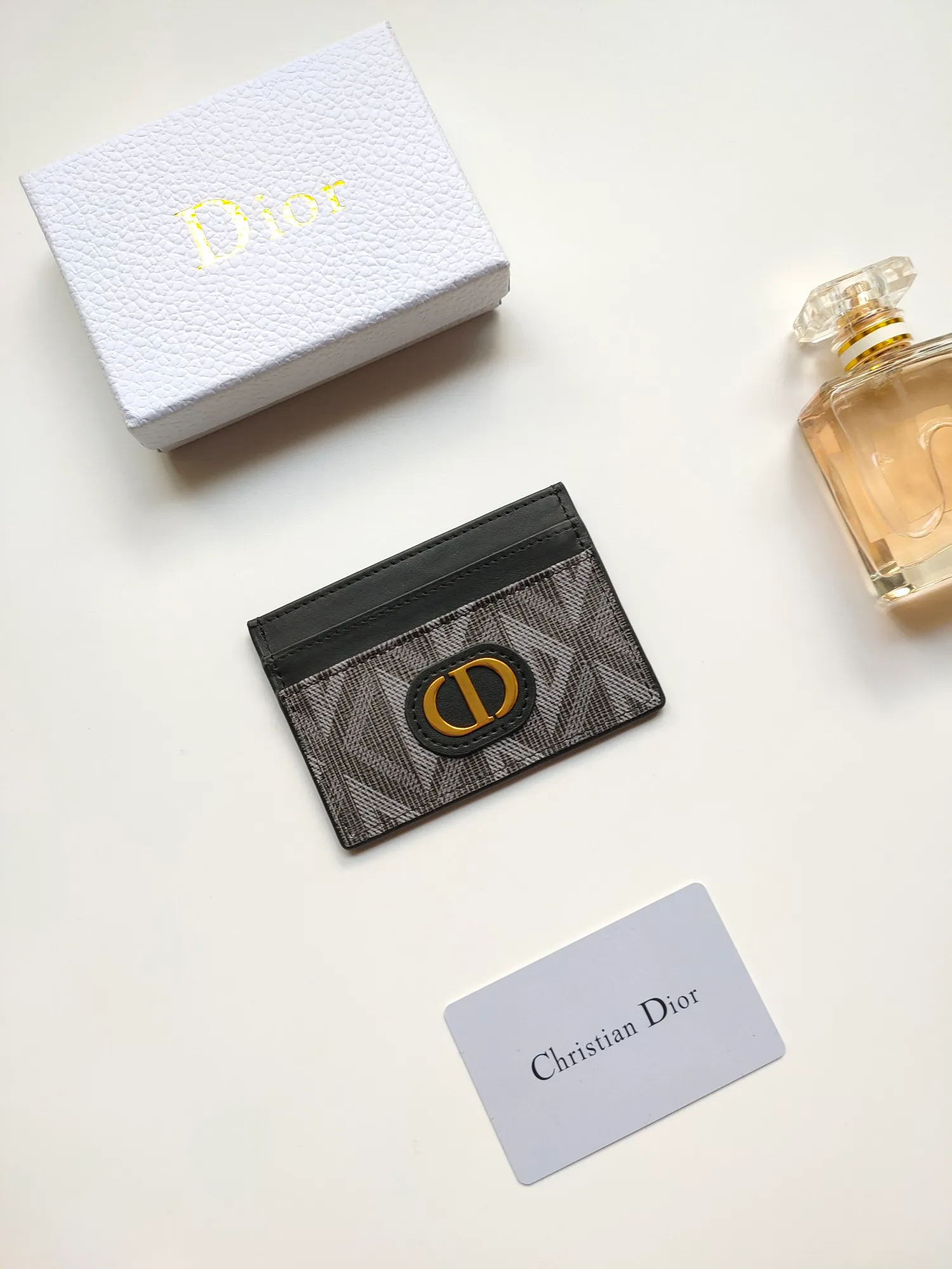 ￥90🎉DIOR’s new card holder CH2152 is carefully made of Dior CD Diamond pattern canvas😍It is decorated with the CD logo on the front and has smooth cow leather details. Equipped with five card slots, it is exquisite and elegant and can be easily put into your pocket and taken with you. Dimensions: 10 x 7.5 cm (length x height)