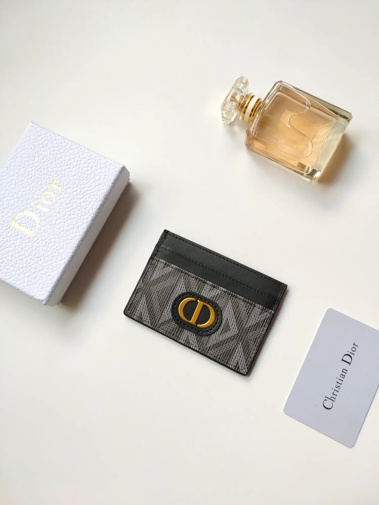 ￥90🎉DIOR’s new card holder CH2152 is carefully made of Dior CD Diamond pattern canvas😍It is decorated with the CD logo on the front and has smooth cow leather details. Equipped with five card slots, it is exquisite and elegant and can be easily put into your pocket and taken with you. Dimensions: 10 x 7.5 cm (length x height)