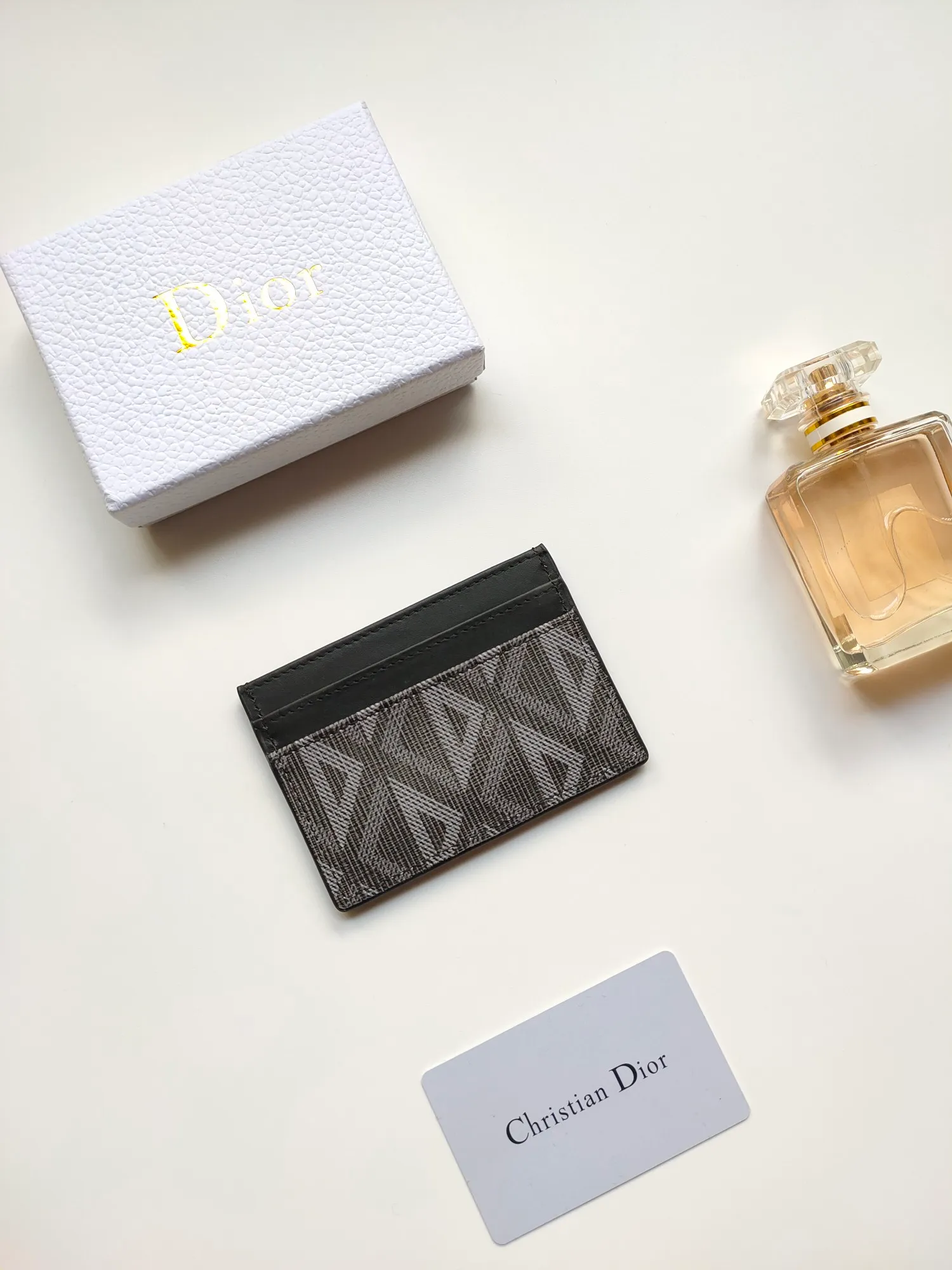 ￥90🎉DIOR’s new card holder CH2152 is carefully made of Dior CD Diamond pattern canvas😍It is decorated with the CD logo on the front and has smooth cow leather details. Equipped with five card slots, it is exquisite and elegant and can be easily put into your pocket and taken with you. Dimensions: 10 x 7.5 cm (length x height)