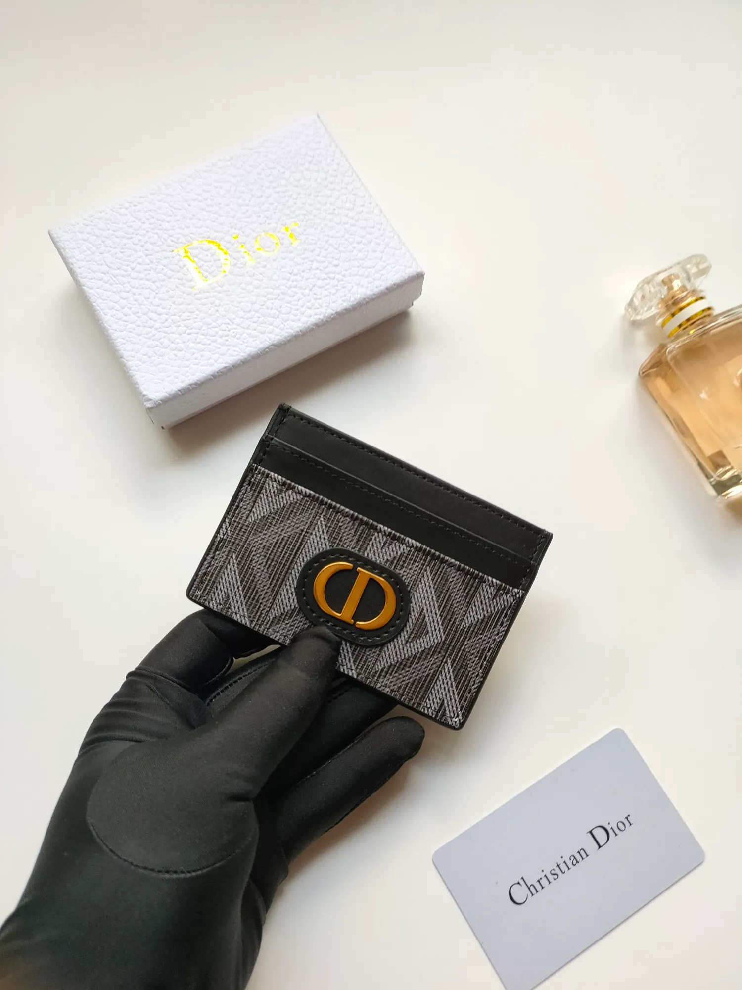 ￥90🎉DIOR’s new card holder CH2152 is carefully made of Dior CD Diamond pattern canvas😍It is decorated with the CD logo on the front and has smooth cow leather details. Equipped with five card slots, it is exquisite and elegant and can be easily put into your pocket and taken with you. Dimensions: 10 x 7.5 cm (length x height)