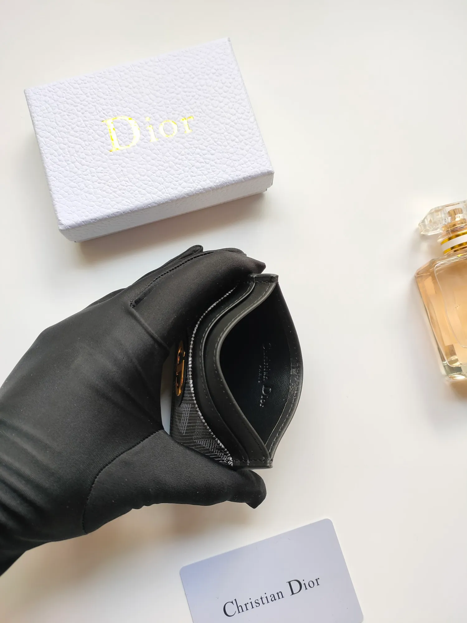 ￥90🎉DIOR’s new card holder CH2152 is carefully made of Dior CD Diamond pattern canvas😍It is decorated with the CD logo on the front and has smooth cow leather details. Equipped with five card slots, it is exquisite and elegant and can be easily put into your pocket and taken with you. Dimensions: 10 x 7.5 cm (length x height)
